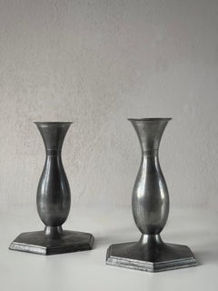 Paar dänische Kerzenhalter aus Metall im Art déco-Stil des Bildhauers Just Andersen. 1920s