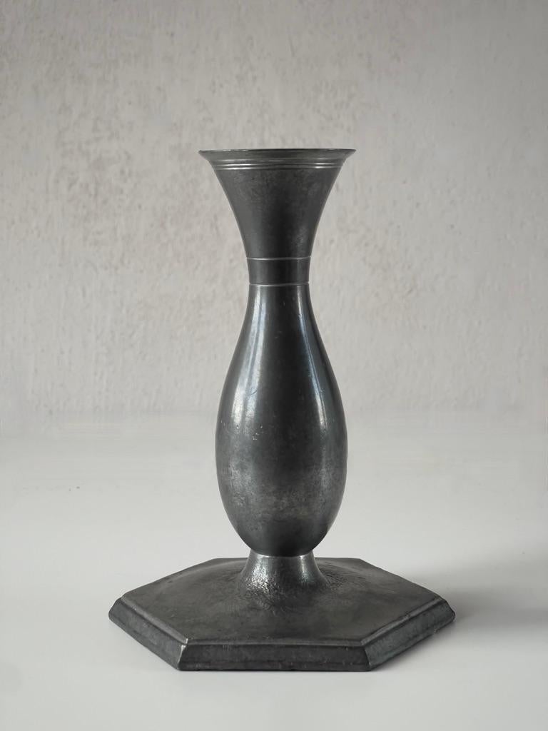 Art Déco Coppia di candelabri danesi in metallo art déco dello scultore Just Andersen. 1920s in vendita