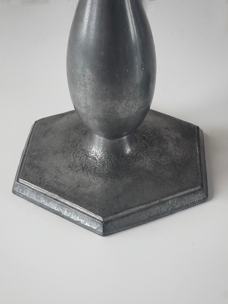 Calco Coppia di candelabri danesi in metallo art déco dello scultore Just Andersen. 1920s in vendita