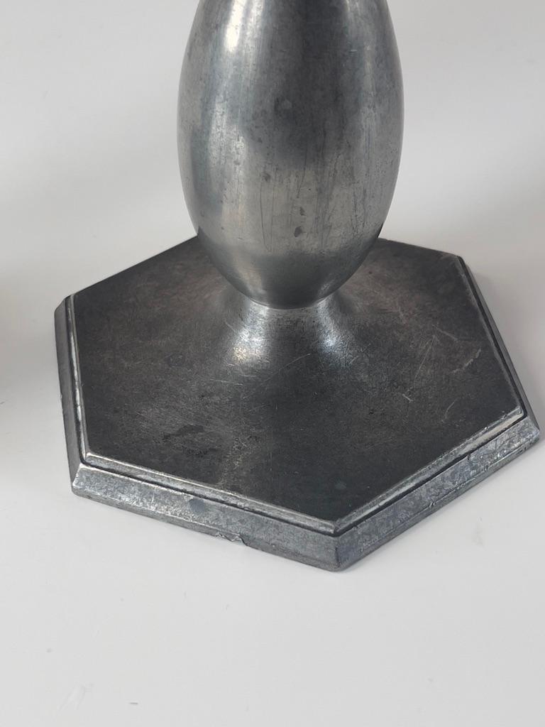 Coppia di candelabri danesi in metallo art déco dello scultore Just Andersen. 1920s In condizioni buone in vendita a København K, 84