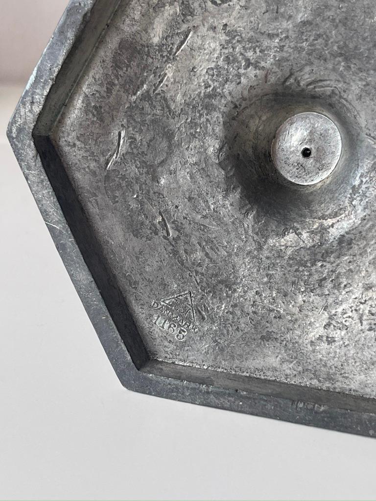 Peltro Coppia di candelabri danesi in metallo art déco dello scultore Just Andersen. 1920s in vendita