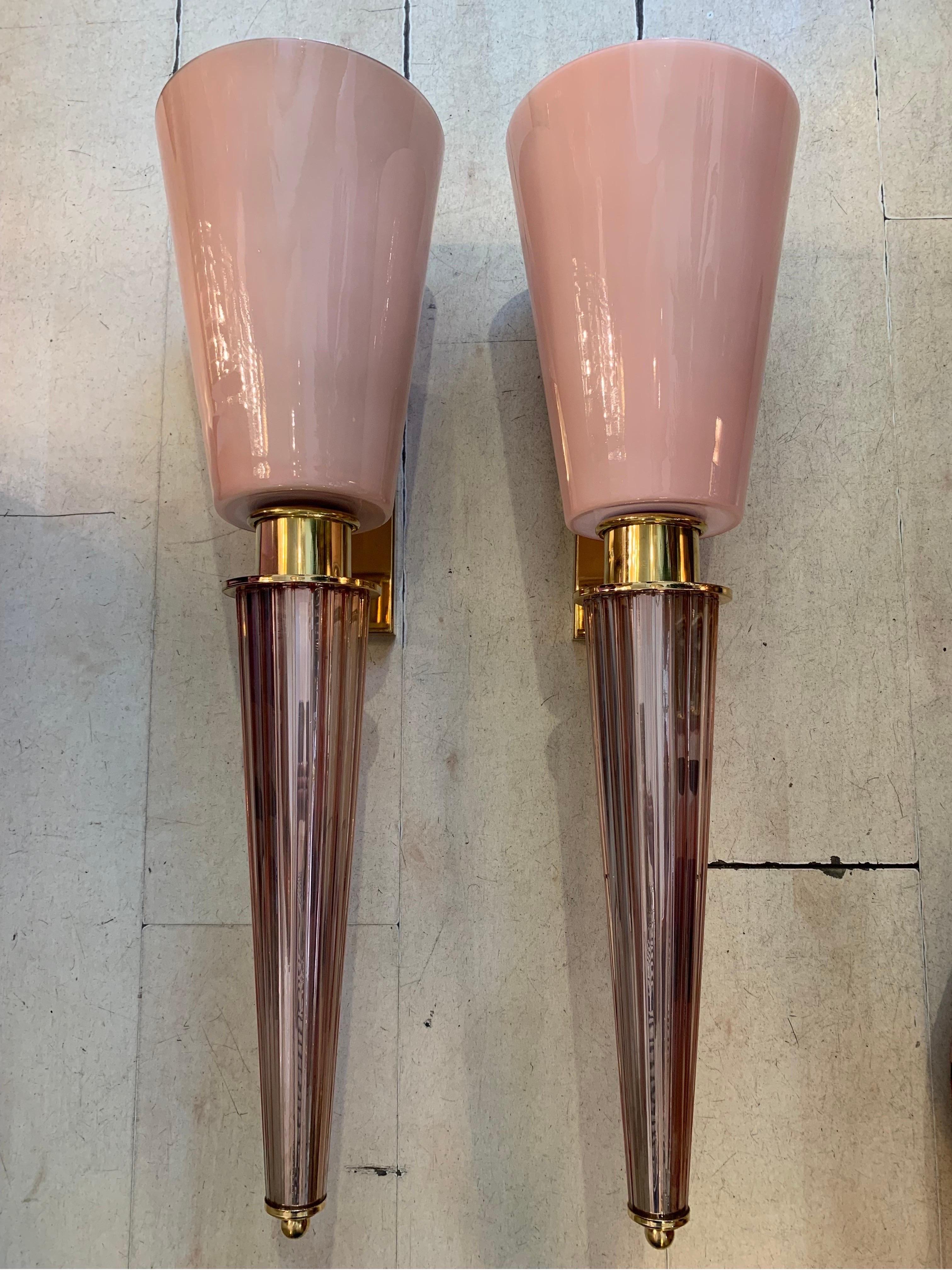 Pair of Art Deco Pink Conical Murano Wall Sconces, Brass Fittings, 1940s In Excellent Condition For Sale In Florence, IT