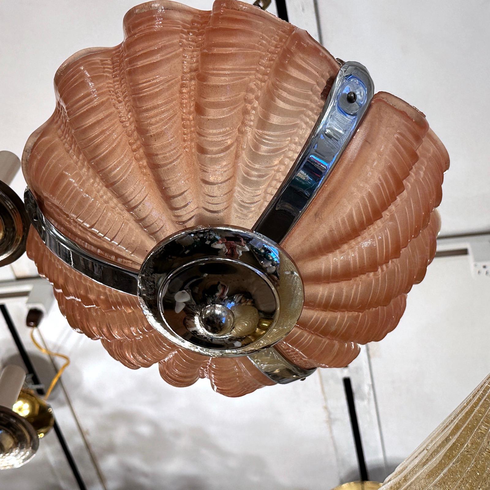 Vetro Coppia di lampade a conchiglia in vetro rosa Art Deco, vendute singolarmente in vendita