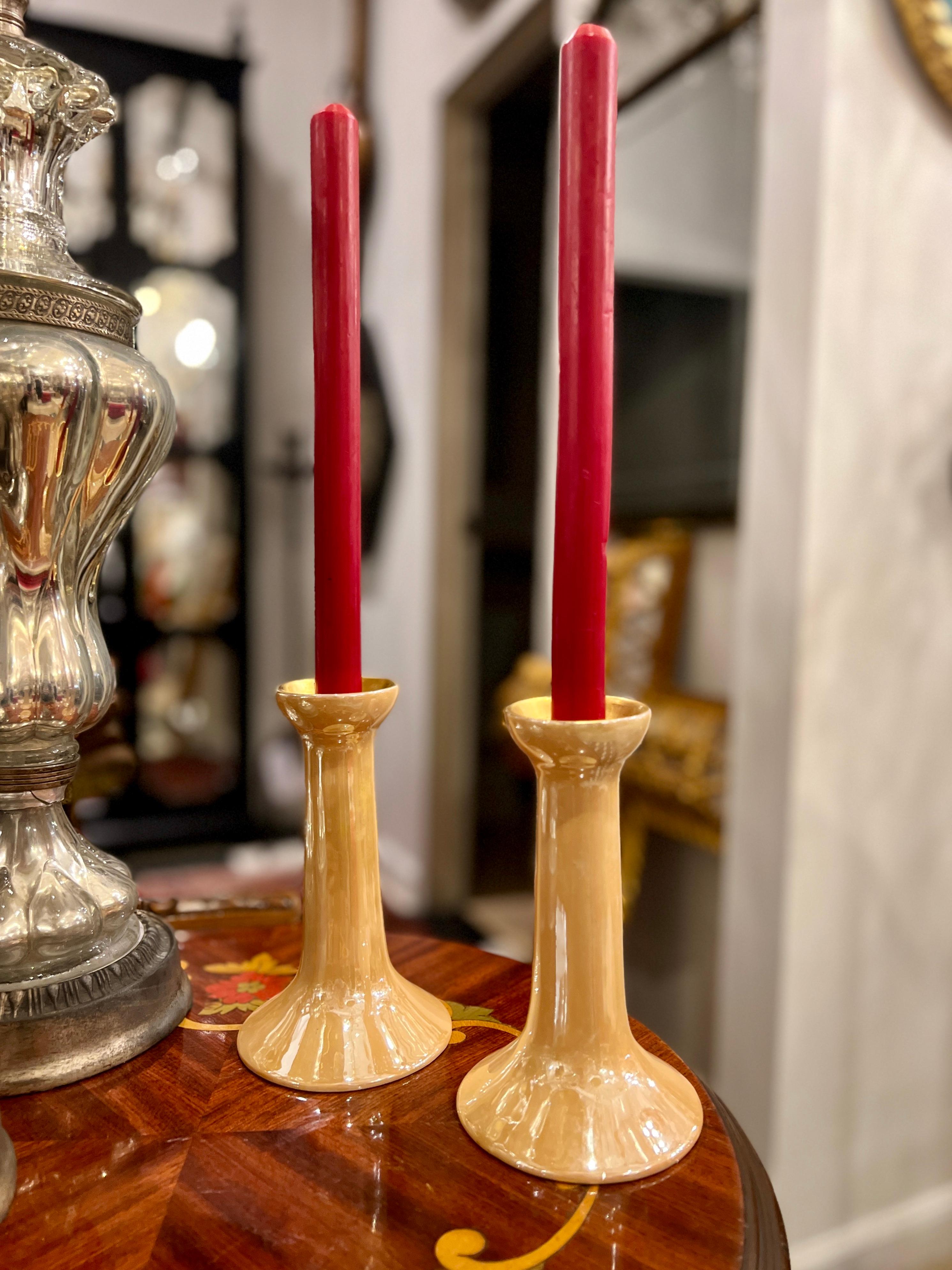 Paar Art-Déco-Porzellan-Kerzenständer (Französisch) im Angebot