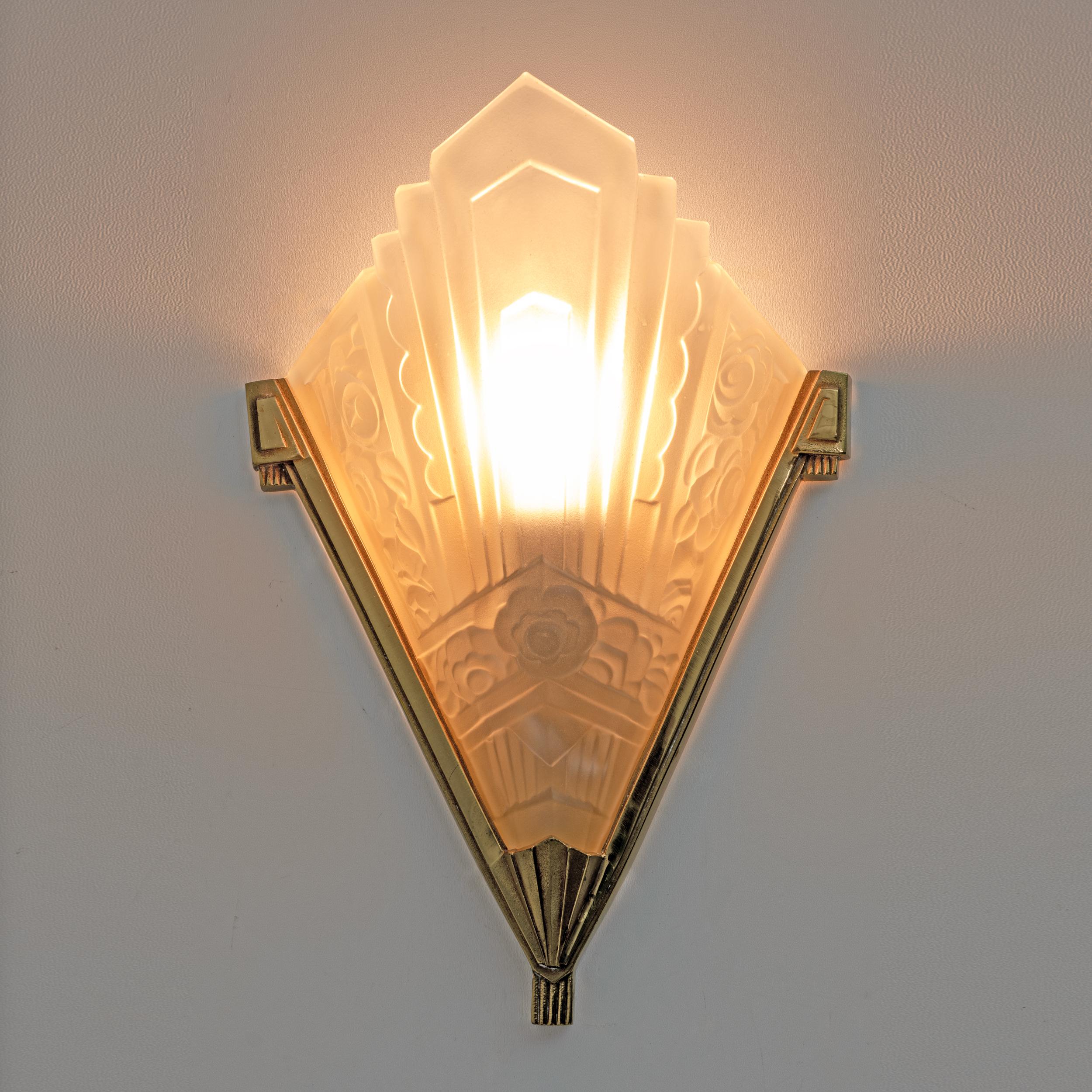 Pair of Art Deco Pressed Glass and Brass Sconces, France, 1930s (Art déco) im Angebot