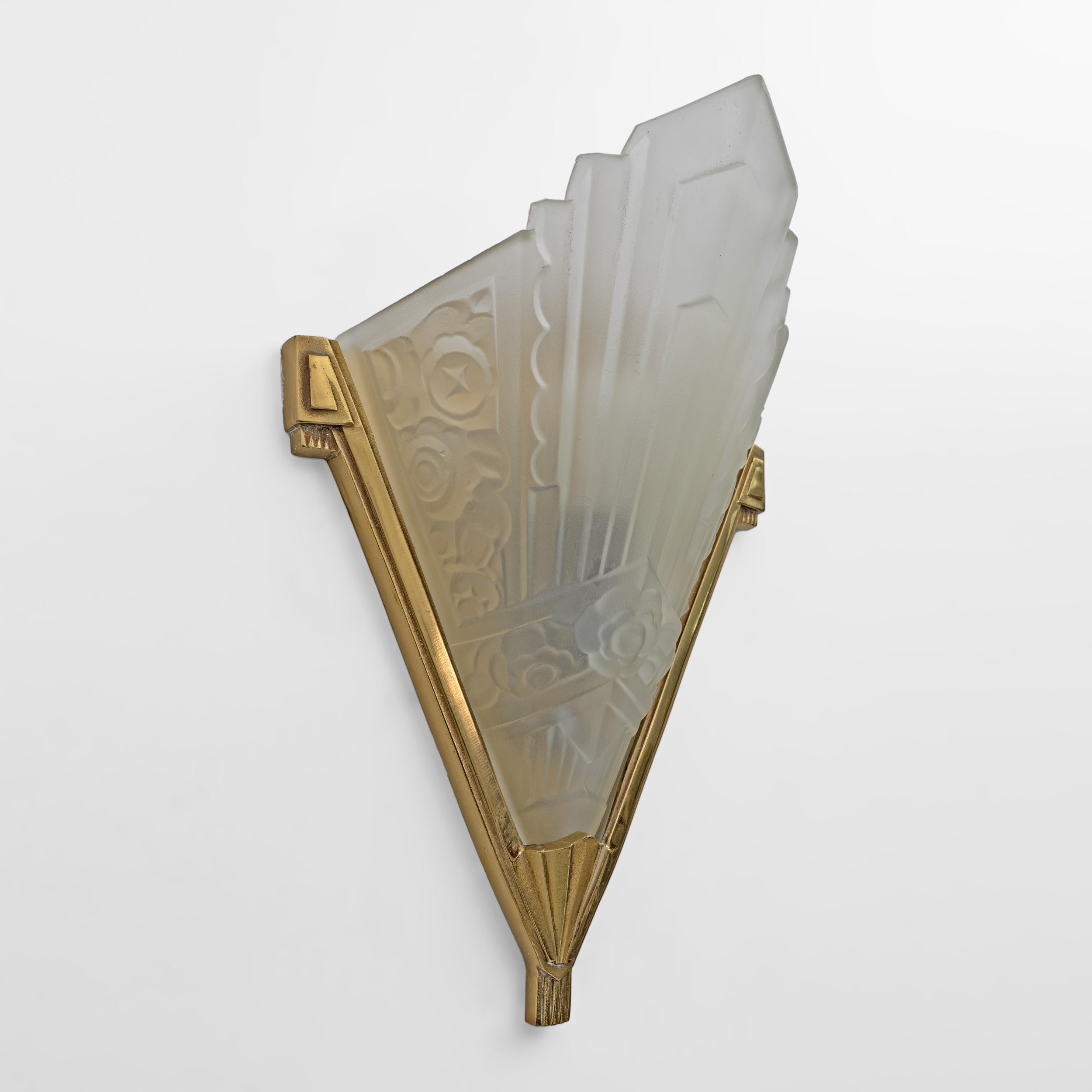 Pair of Art Deco Pressed Glass and Brass Sconces, France, 1930s (Französisch) im Angebot