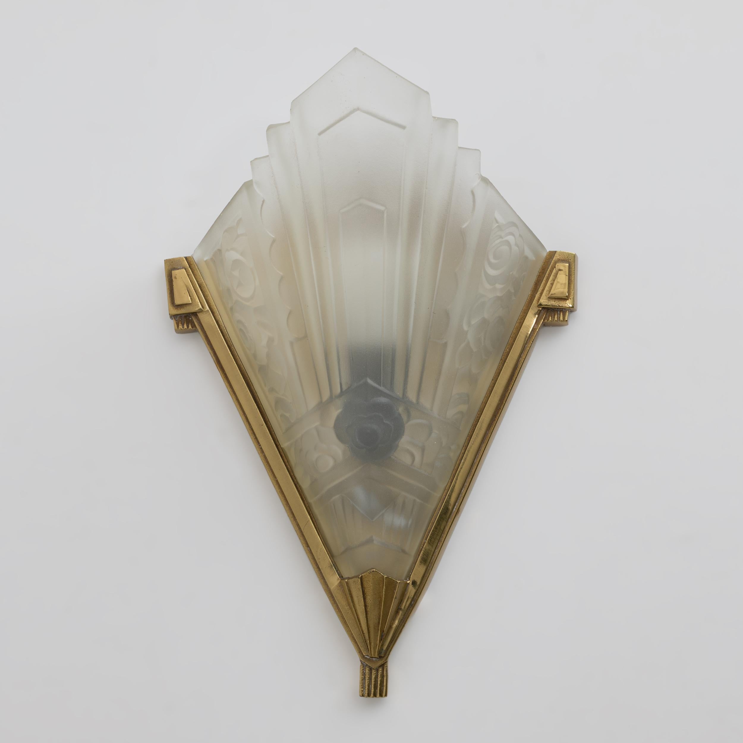 Pair of Art Deco Pressed Glass and Brass Sconces, France, 1930s (Gepresst) im Angebot