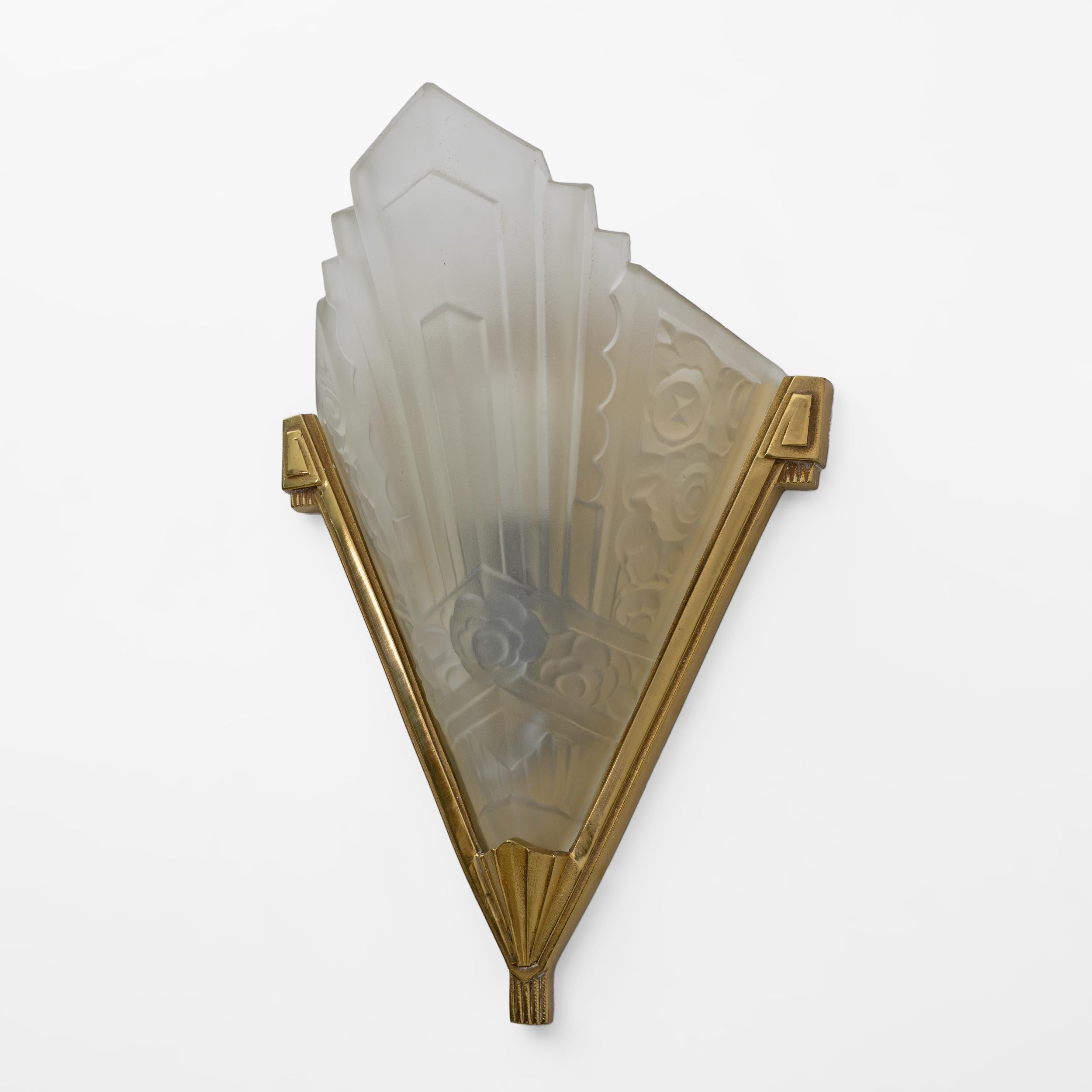 Pair of Art Deco Pressed Glass and Brass Sconces, France, 1930s (Mitte des 20. Jahrhunderts) im Angebot