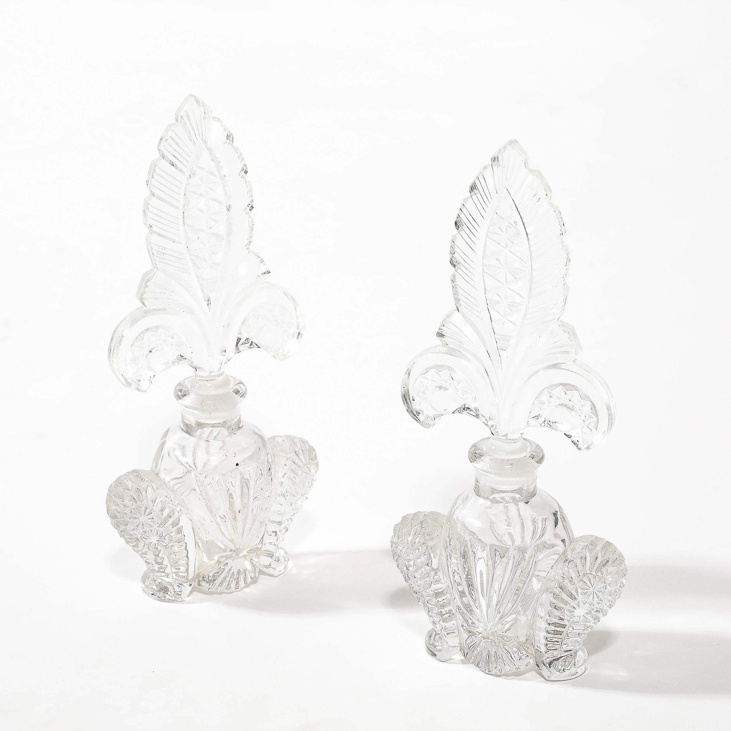 Coppia di portaprofumi in vetro pressato Art Déco con tappi Fleur de Lis in vendita 4