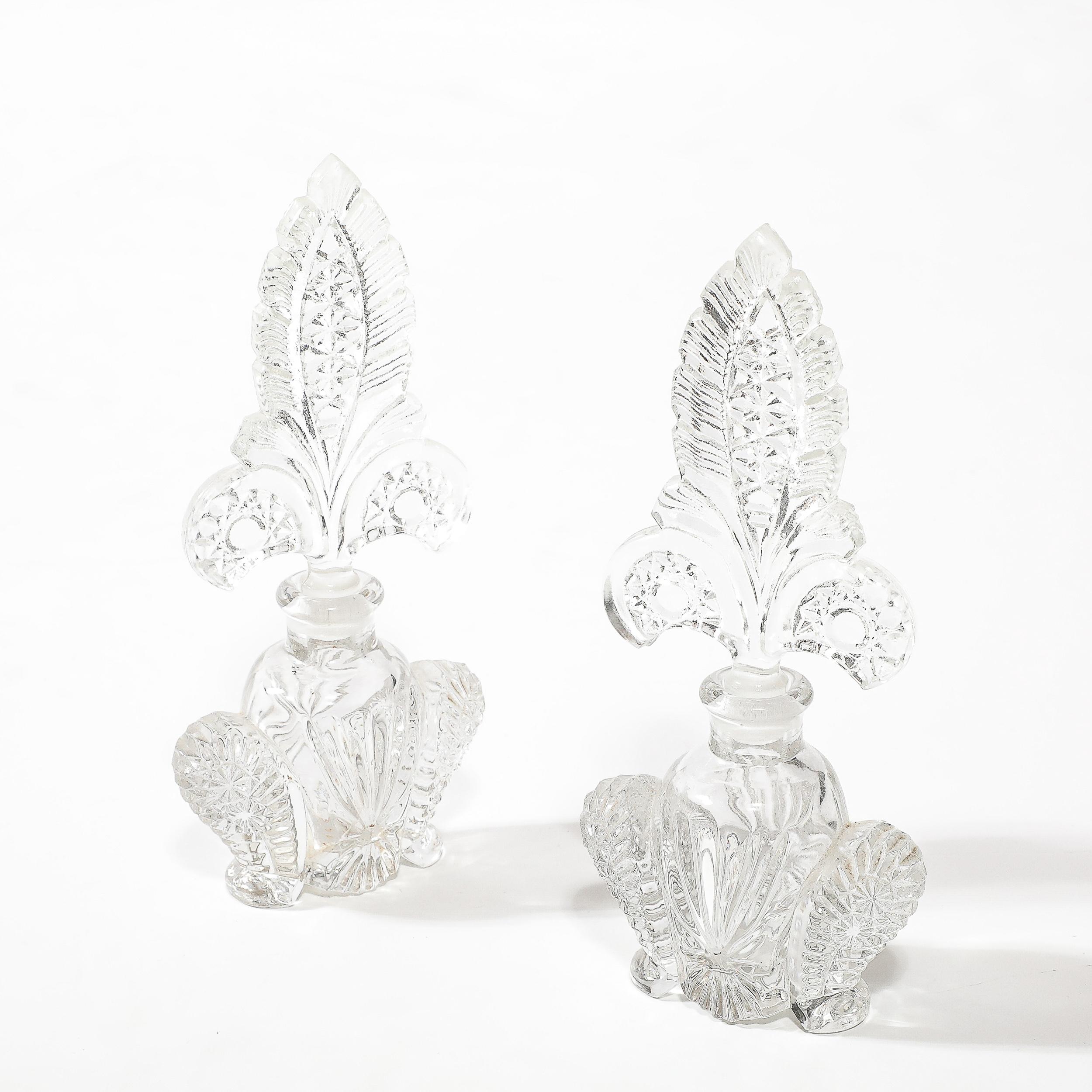 Coppia di portaprofumi in vetro pressato Art Déco con tappi Fleur de Lis in vendita 5