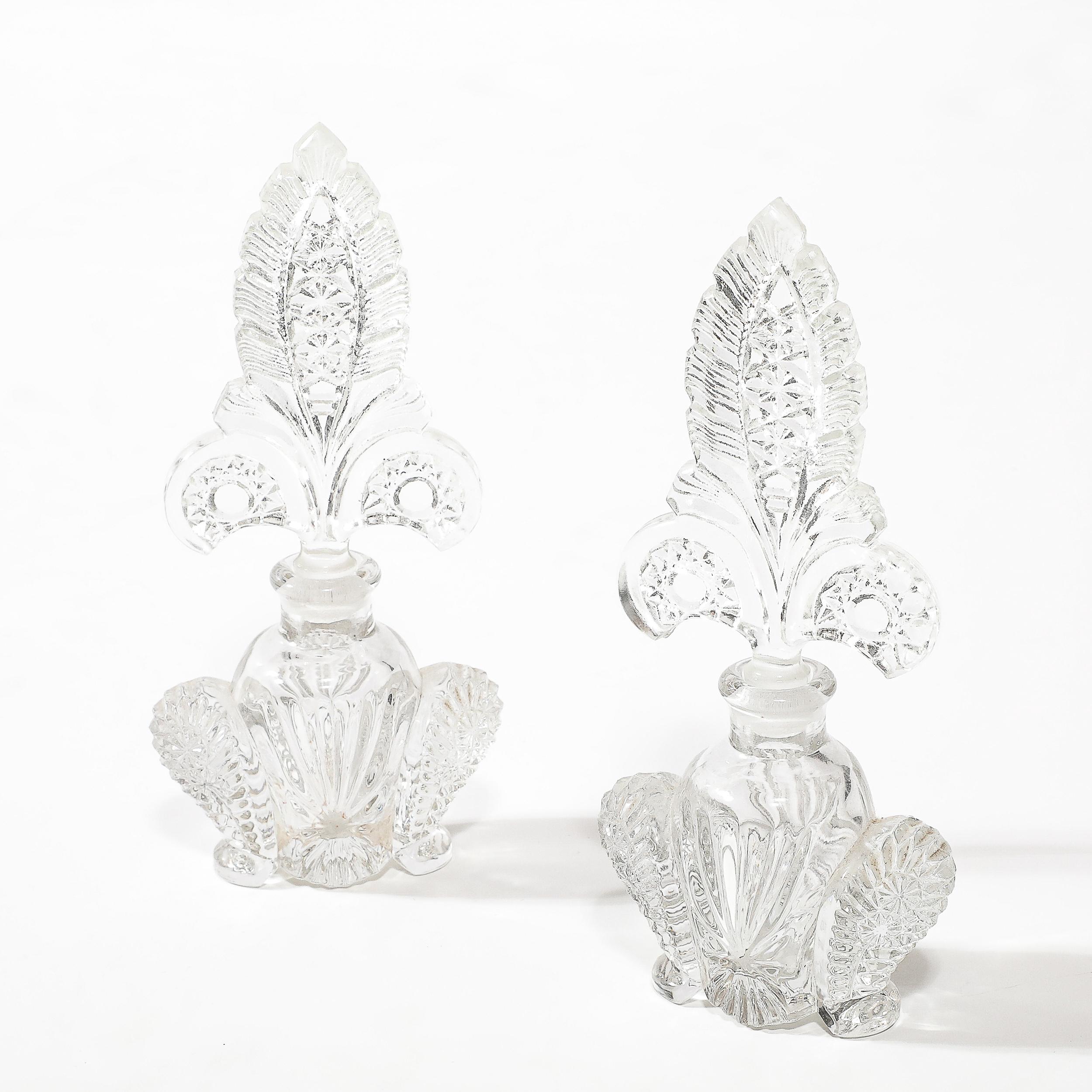 Coppia di portaprofumi in vetro pressato Art Déco con tappi Fleur de Lis in vendita 6