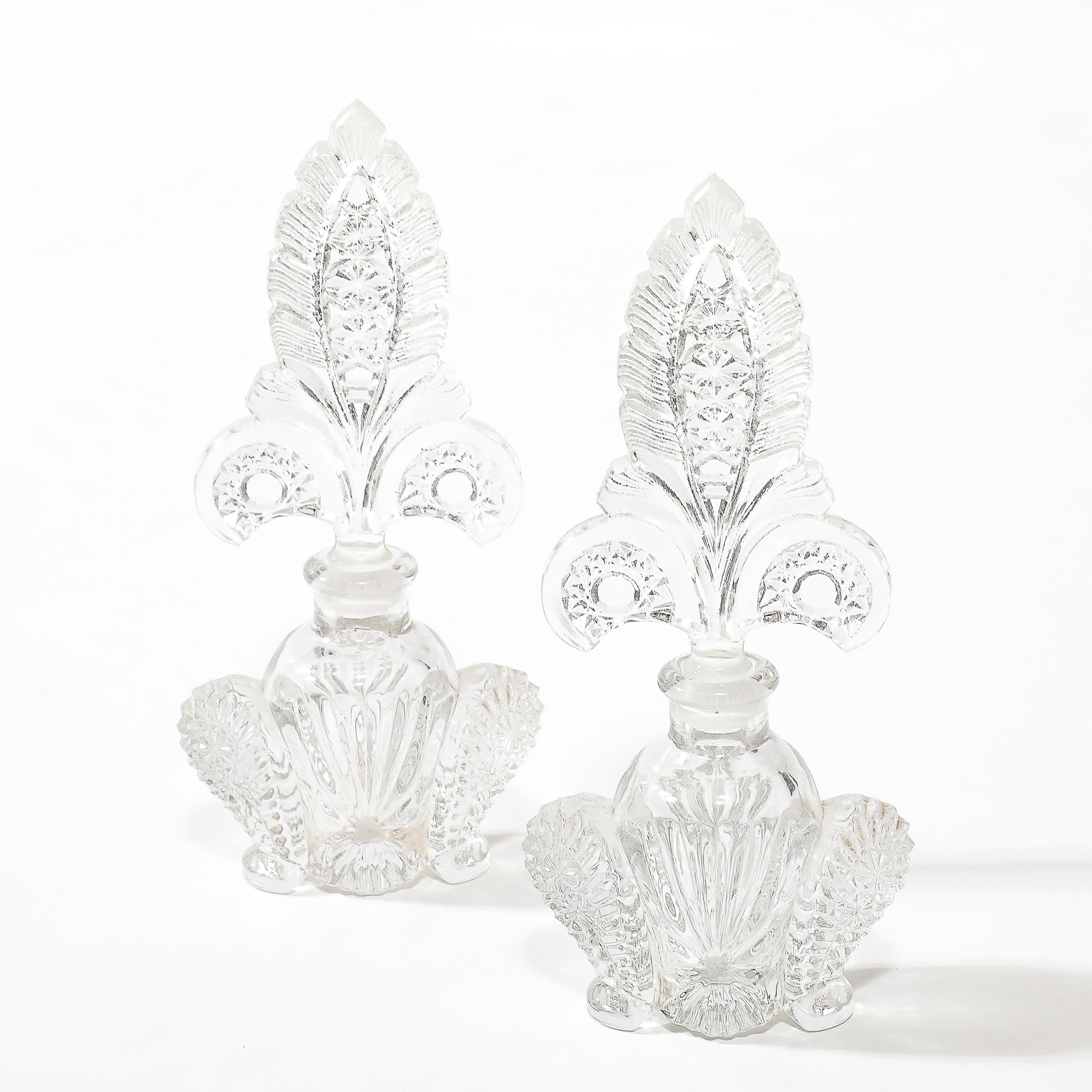 Coppia di portaprofumi in vetro pressato Art Déco con tappi Fleur de Lis in vendita 7