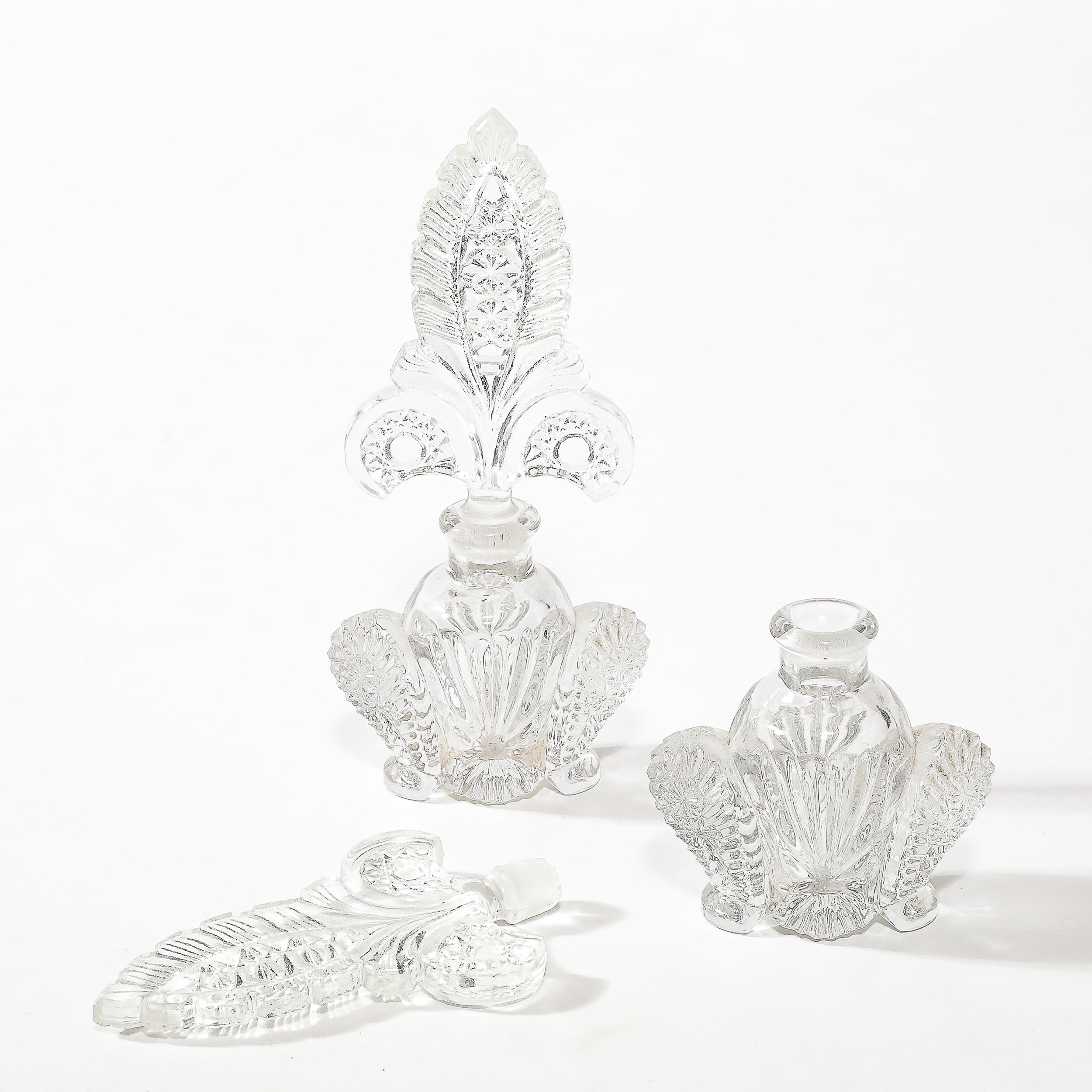 Coppia di portaprofumi in vetro pressato Art Déco con tappi Fleur de Lis in vendita 8