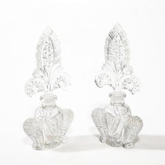 Paar Art-Déco-Parfümhalter aus gepresstem Glas mit Fleur de Lis- Stopfen aus Pressglas, Art déco