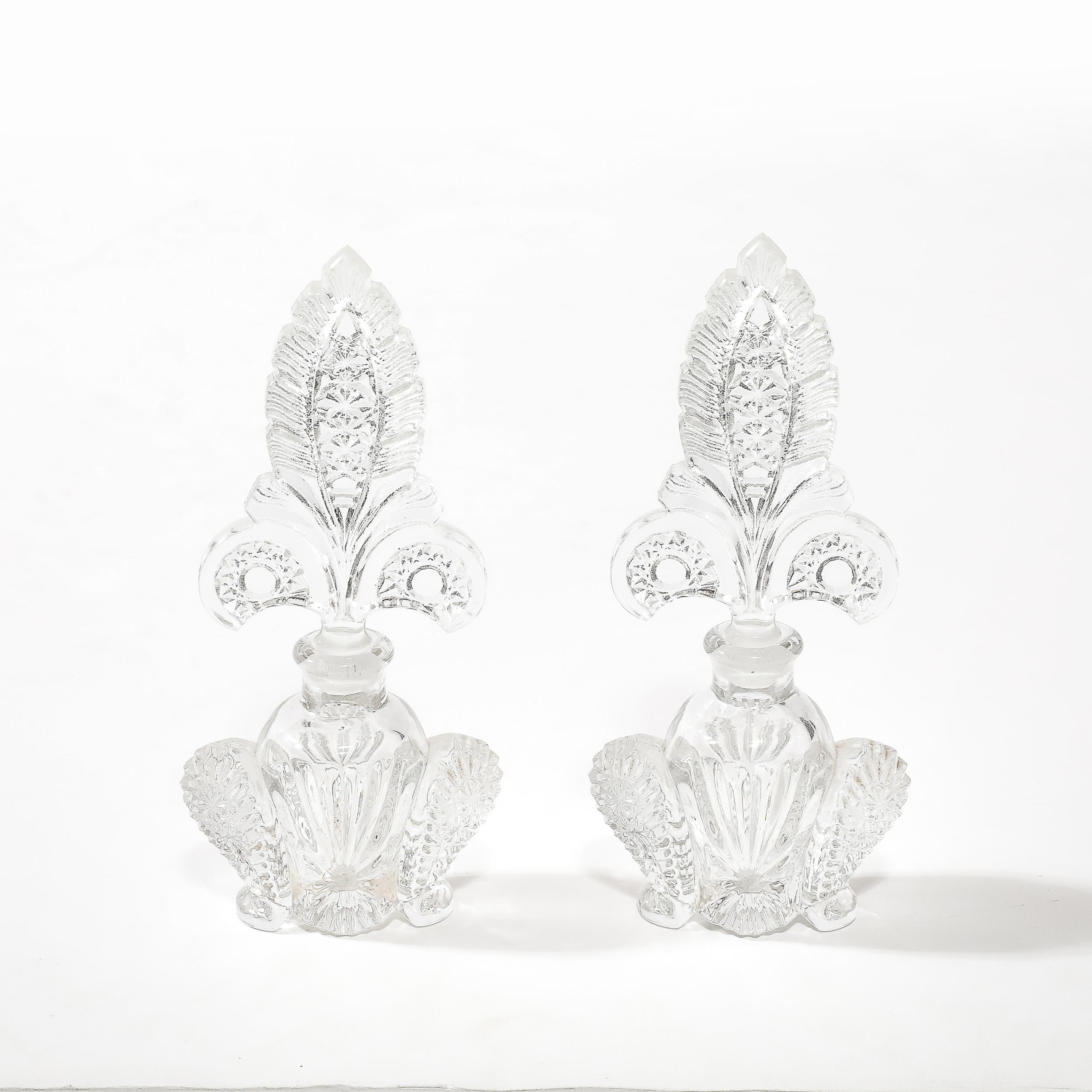 Ceco Coppia di portaprofumi in vetro pressato Art Déco con tappi Fleur de Lis in vendita