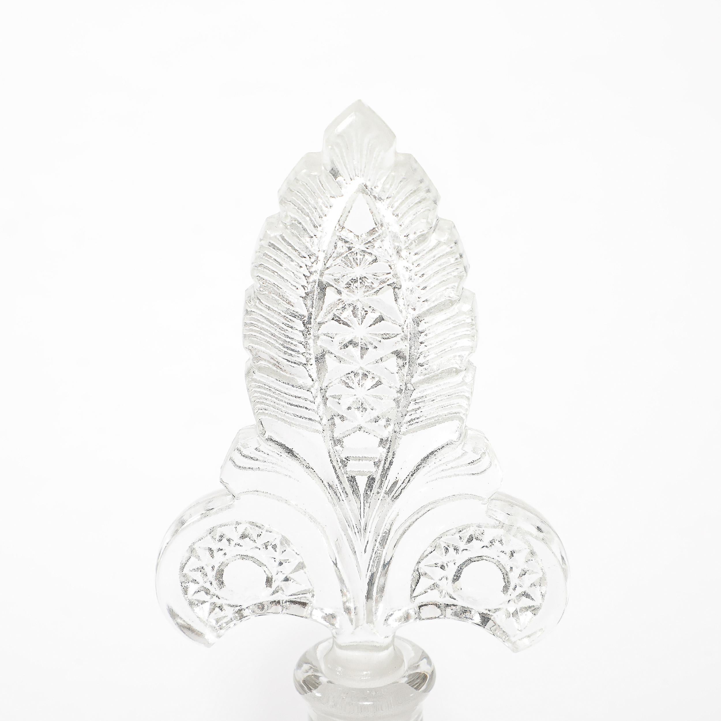 Coppia di portaprofumi in vetro pressato Art Déco con tappi Fleur de Lis In condizioni ottime in vendita a New York, NY