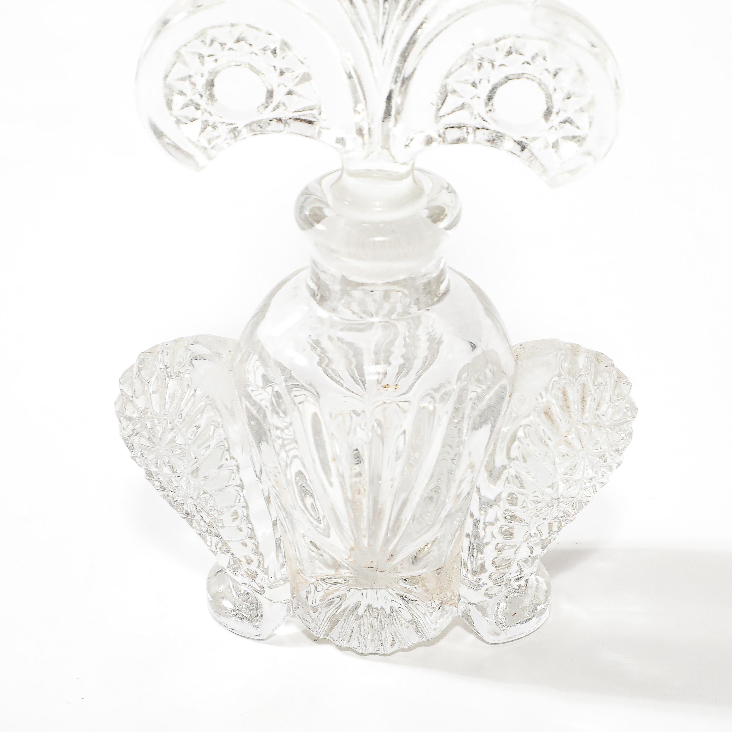 Metà XX secolo Coppia di portaprofumi in vetro pressato Art Déco con tappi Fleur de Lis in vendita