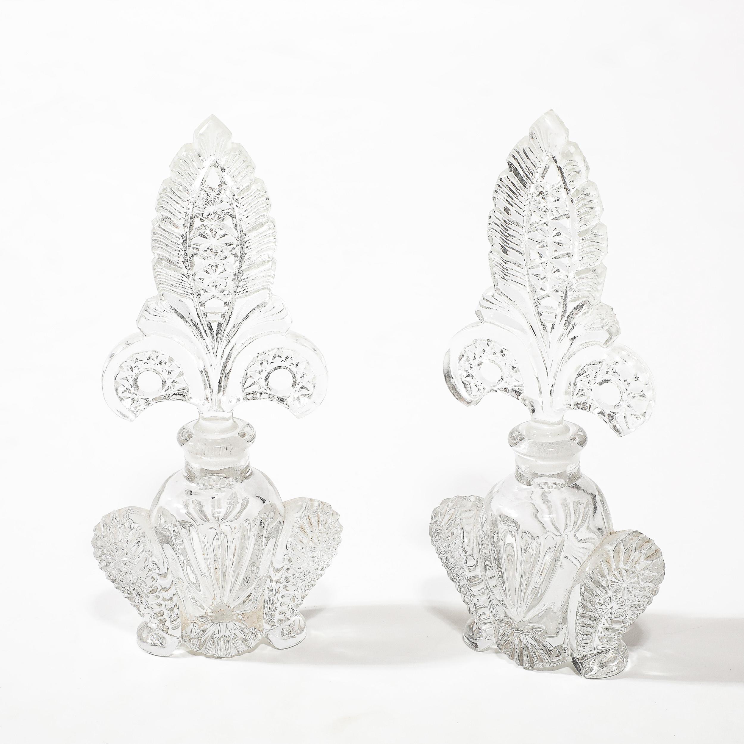 Vetro Coppia di portaprofumi in vetro pressato Art Déco con tappi Fleur de Lis in vendita