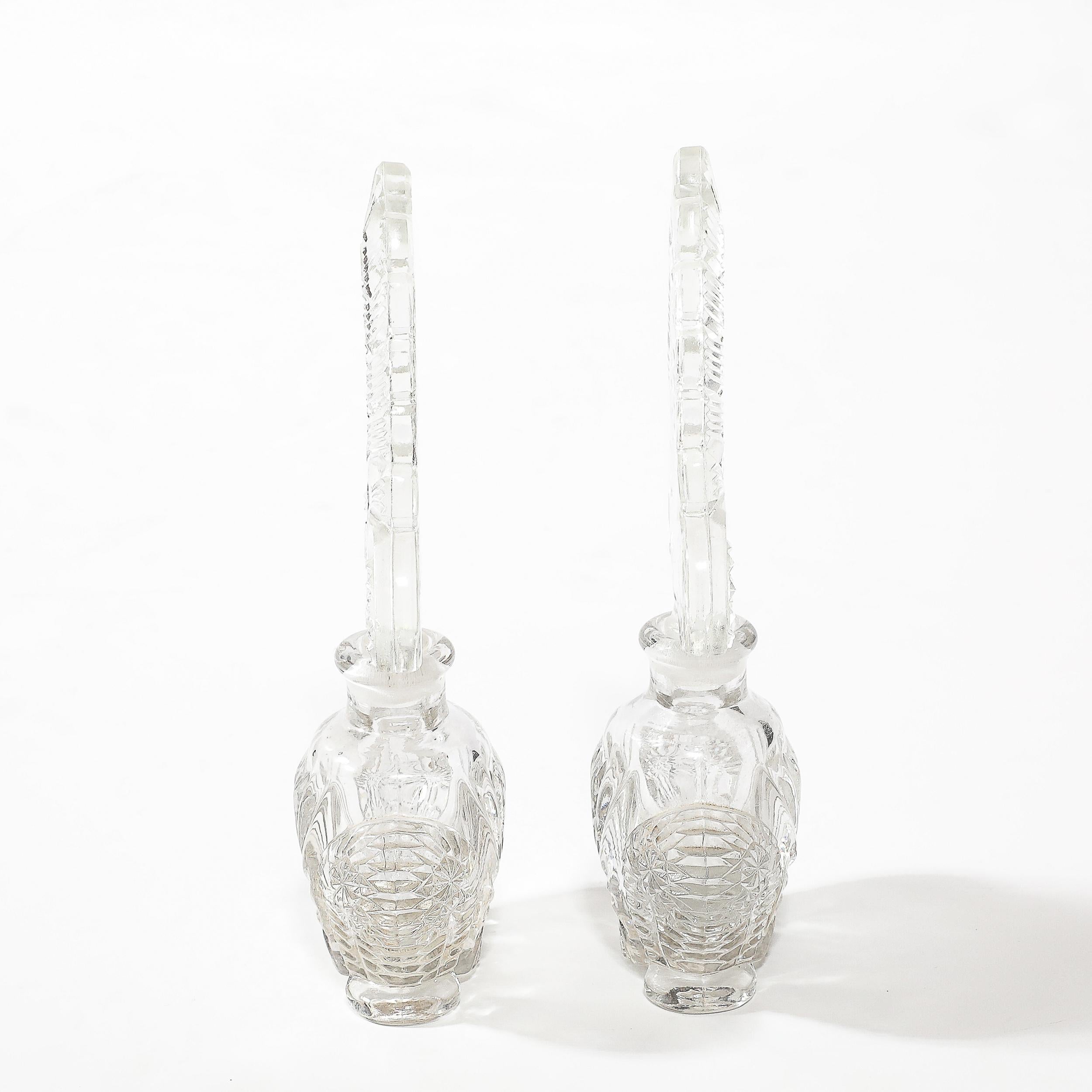 Coppia di portaprofumi in vetro pressato Art Déco con tappi Fleur de Lis in vendita 1