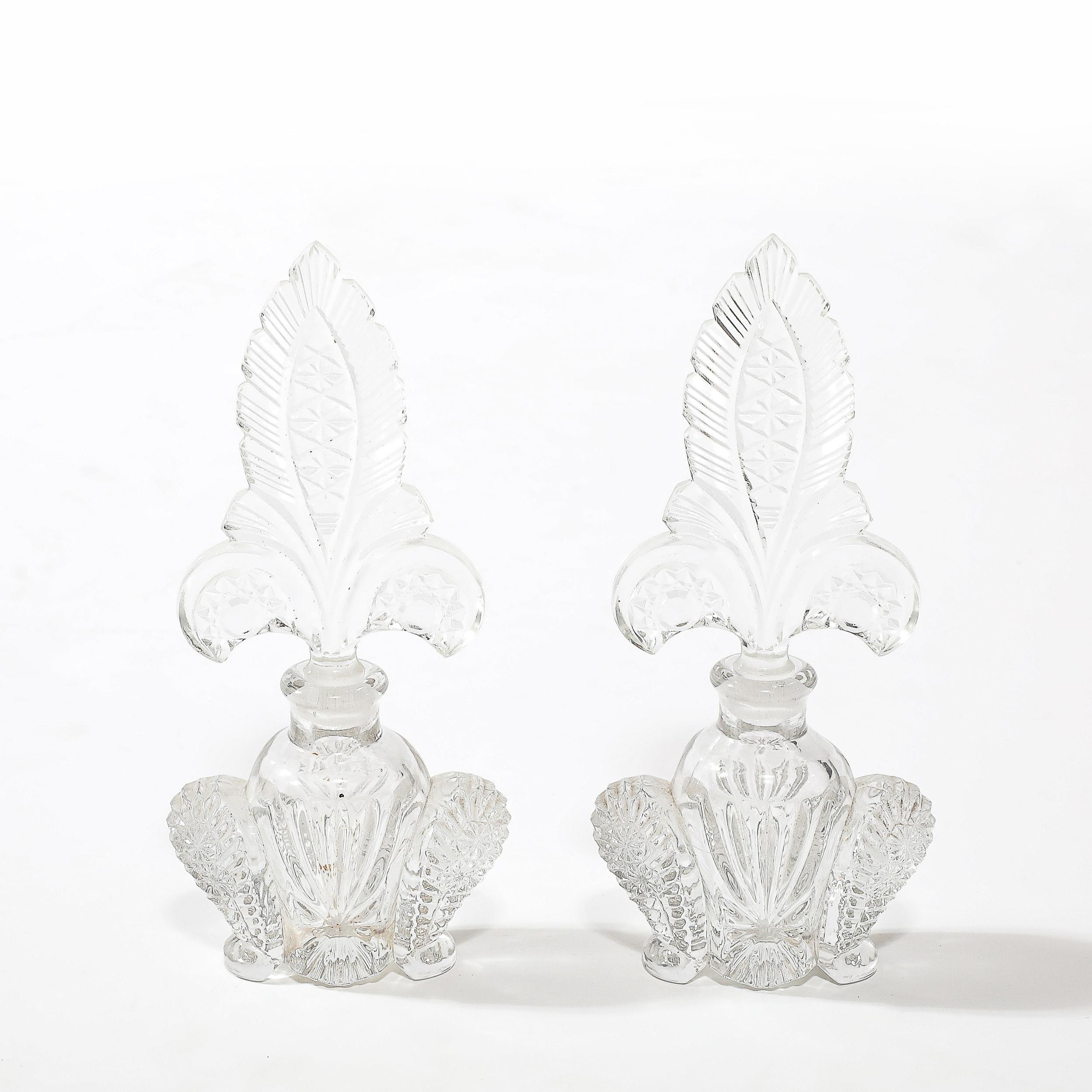 Coppia di portaprofumi in vetro pressato Art Déco con tappi Fleur de Lis in vendita 2