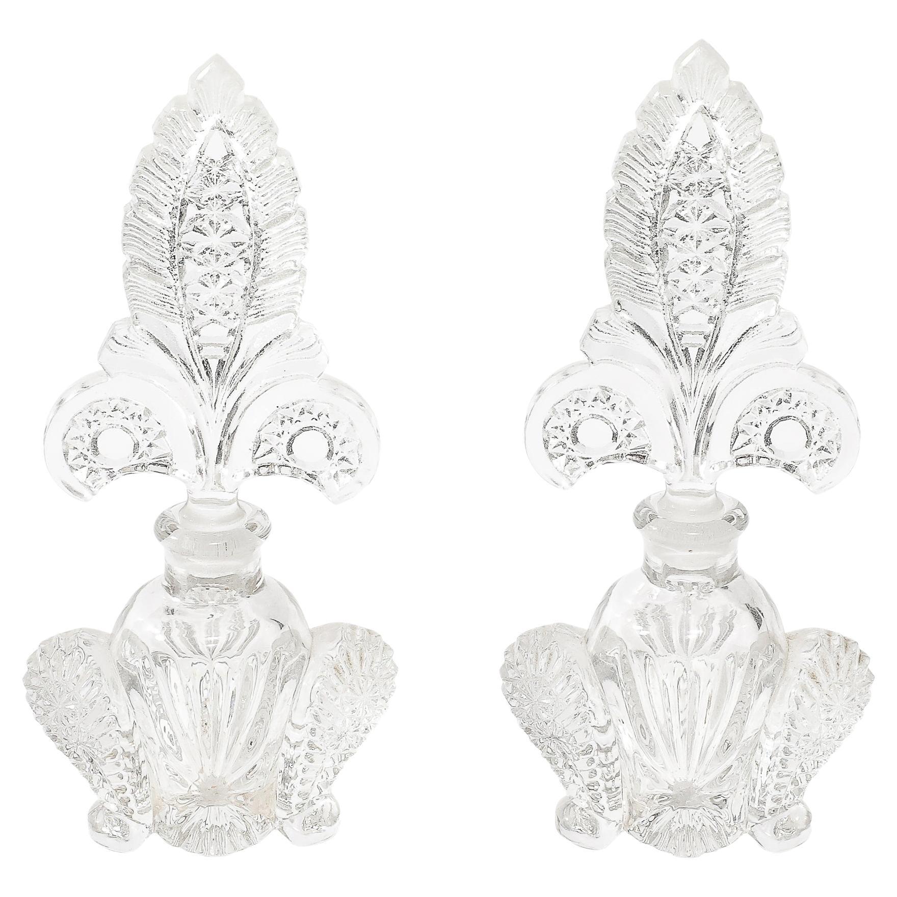 Coppia di portaprofumi in vetro pressato Art Déco con tappi Fleur de Lis