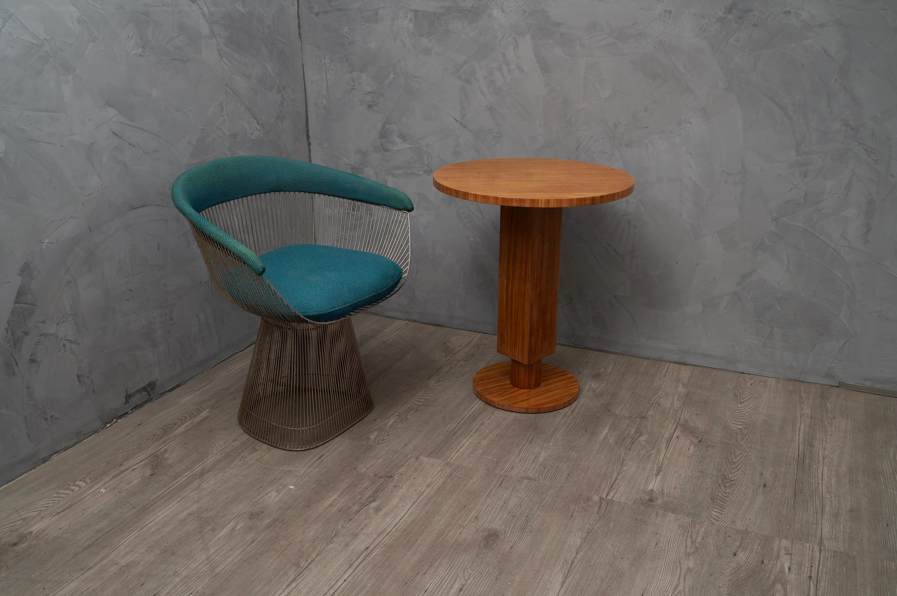 Pair of Classic Art Deco French side tables. 

All veneered in cedar wood. Round in the shape. The circular top, with a beautiful wood grain, is supported by an underlying leg with a square base, also veneered in cedar wood. Still under a round base