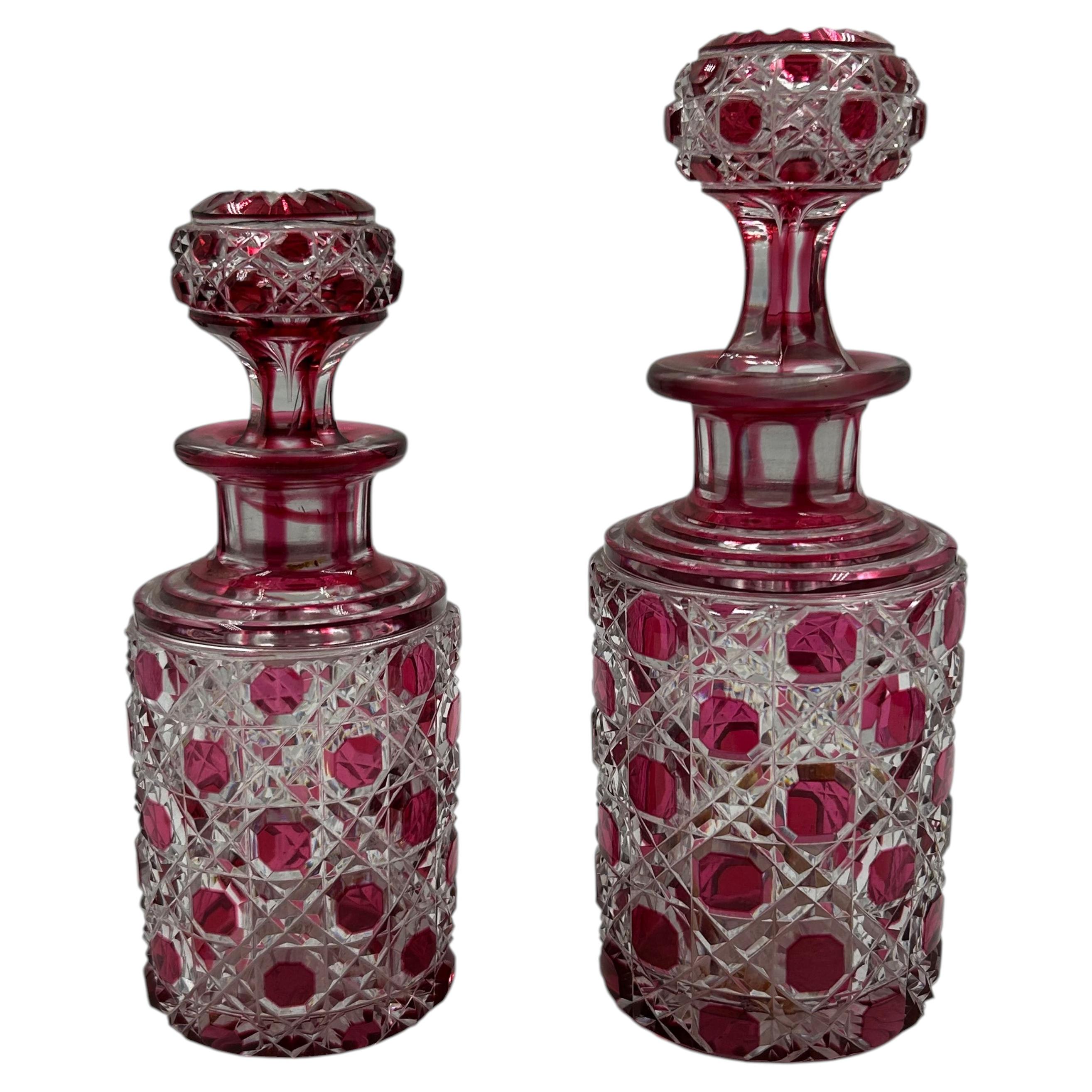 Coppia di flaconi da profumo in cristallo rubino in stile Art Déco di Val Saint Lambert in vendita