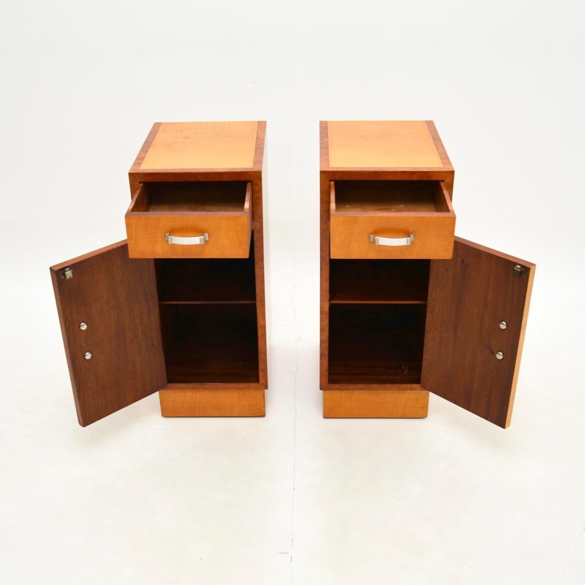 Paar Nachttische aus Satinholz und Nussbaum im Art-Deco-Stil (Art déco) im Angebot