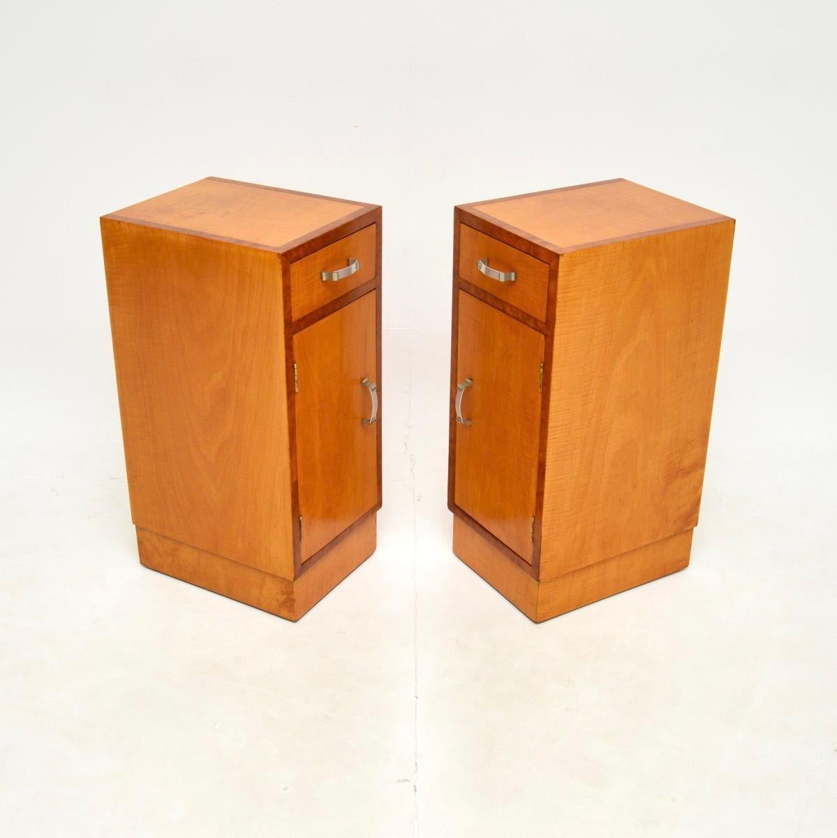 Paar Nachttische aus Satinholz und Nussbaum im Art-Deco-Stil (Britisch) im Angebot