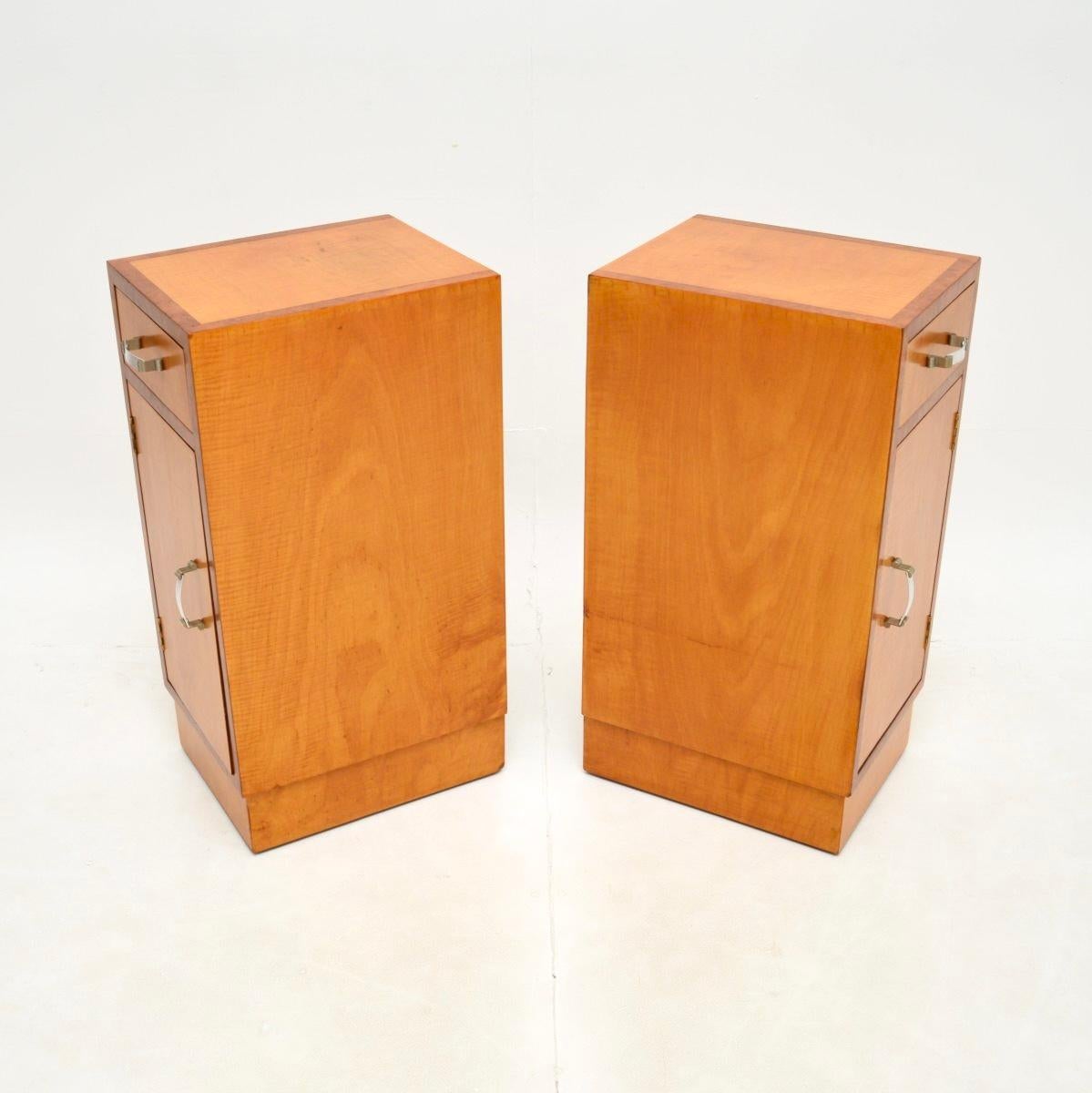 Paar Nachttische aus Satinholz und Nussbaum im Art-Deco-Stil im Zustand „Gut“ im Angebot in London, GB