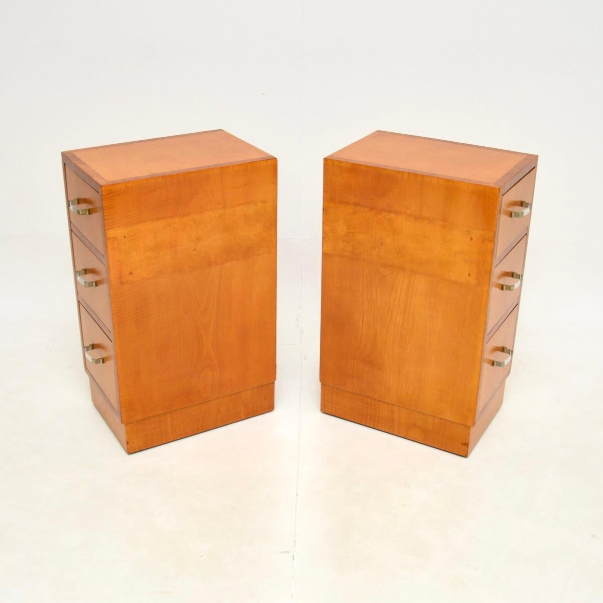 Pair of Art Deco Satinwood and Walnut Bedside Chests In Good Condition For Sale In London, GB