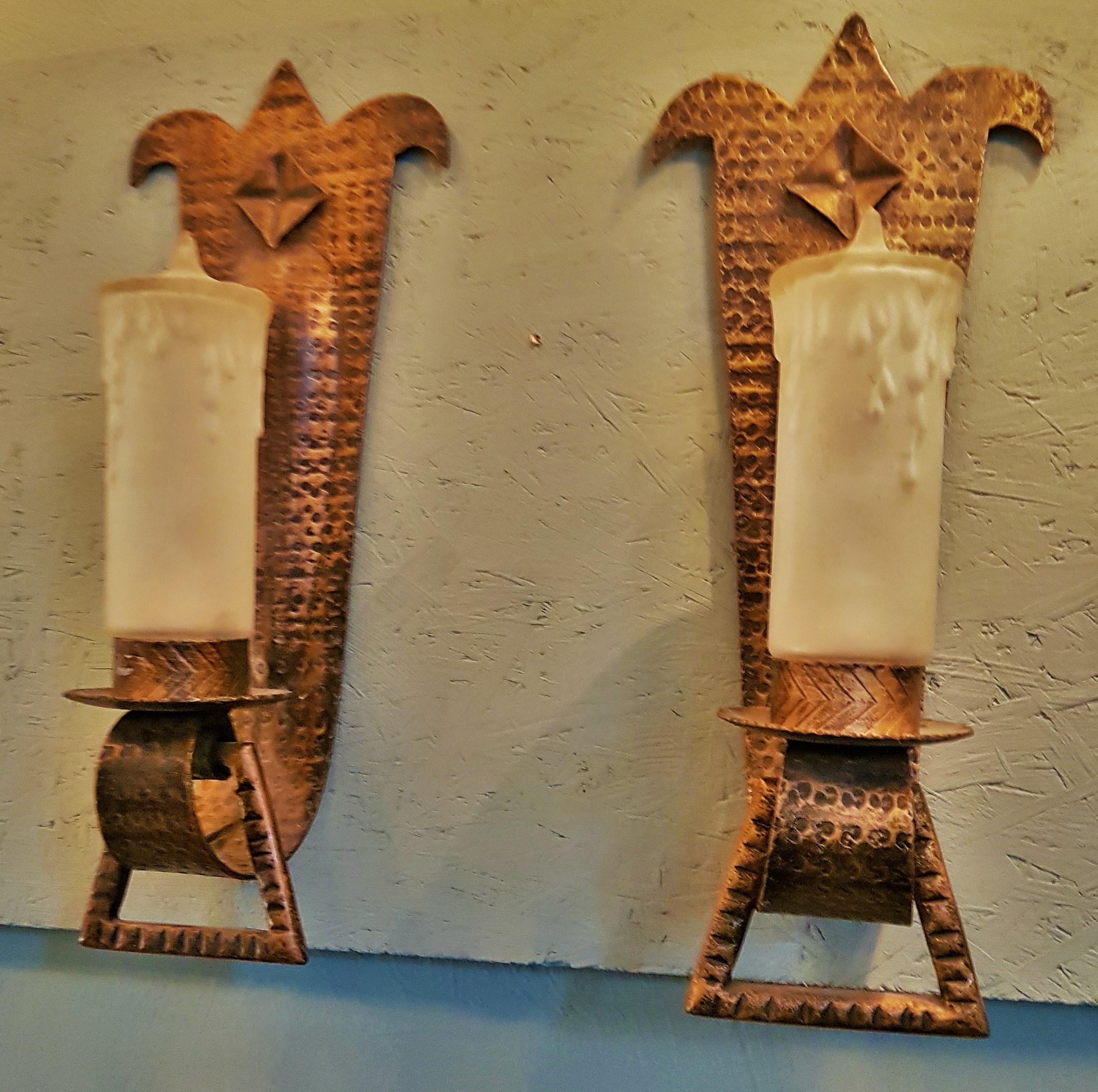 Paar Art-Déco-Wandleuchter, 
opalisierendes Pressglas und vergoldetes Eisen,
Frankreich 1935

neu verkabelt. b22-Steckdose