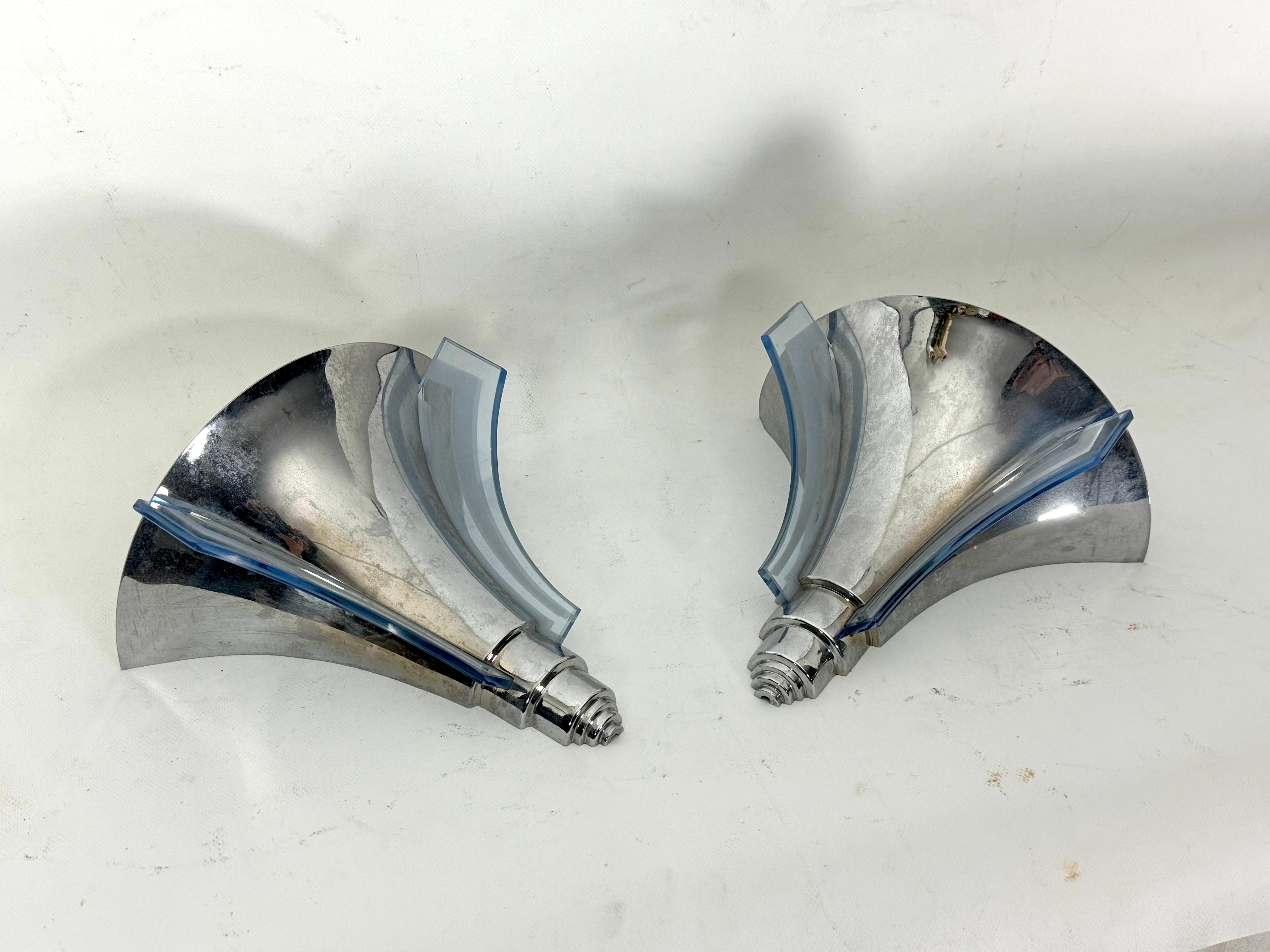 Pair of Art Deco sconces in glass and chrome. Italy 1930s For Sale 2