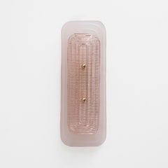 Ein Paar Art-Déco-Wandleuchten aus mattem und glänzendem rosa Murano-Glas und Messing