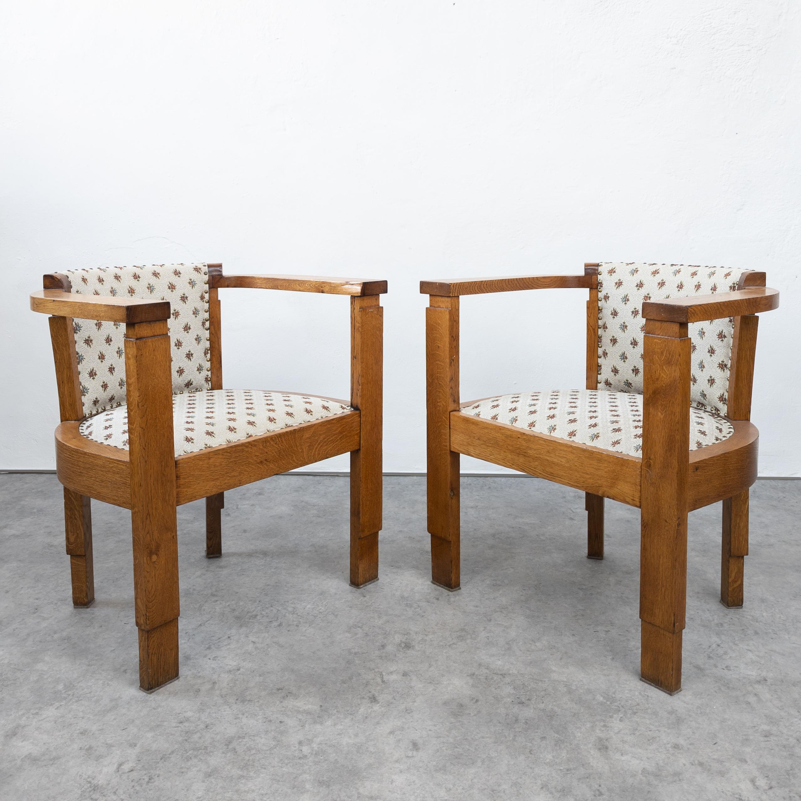 Magnifiques fauteuils modernistes provenant de l'Allemagne des années 1930. En très bon état. Bois avec une belle patine, nouvellement tapissé avec un tissu de haute qualité. Dimensions : Hauteur 75/45 cm, largeur 72 cm, profondeur 52 cm.