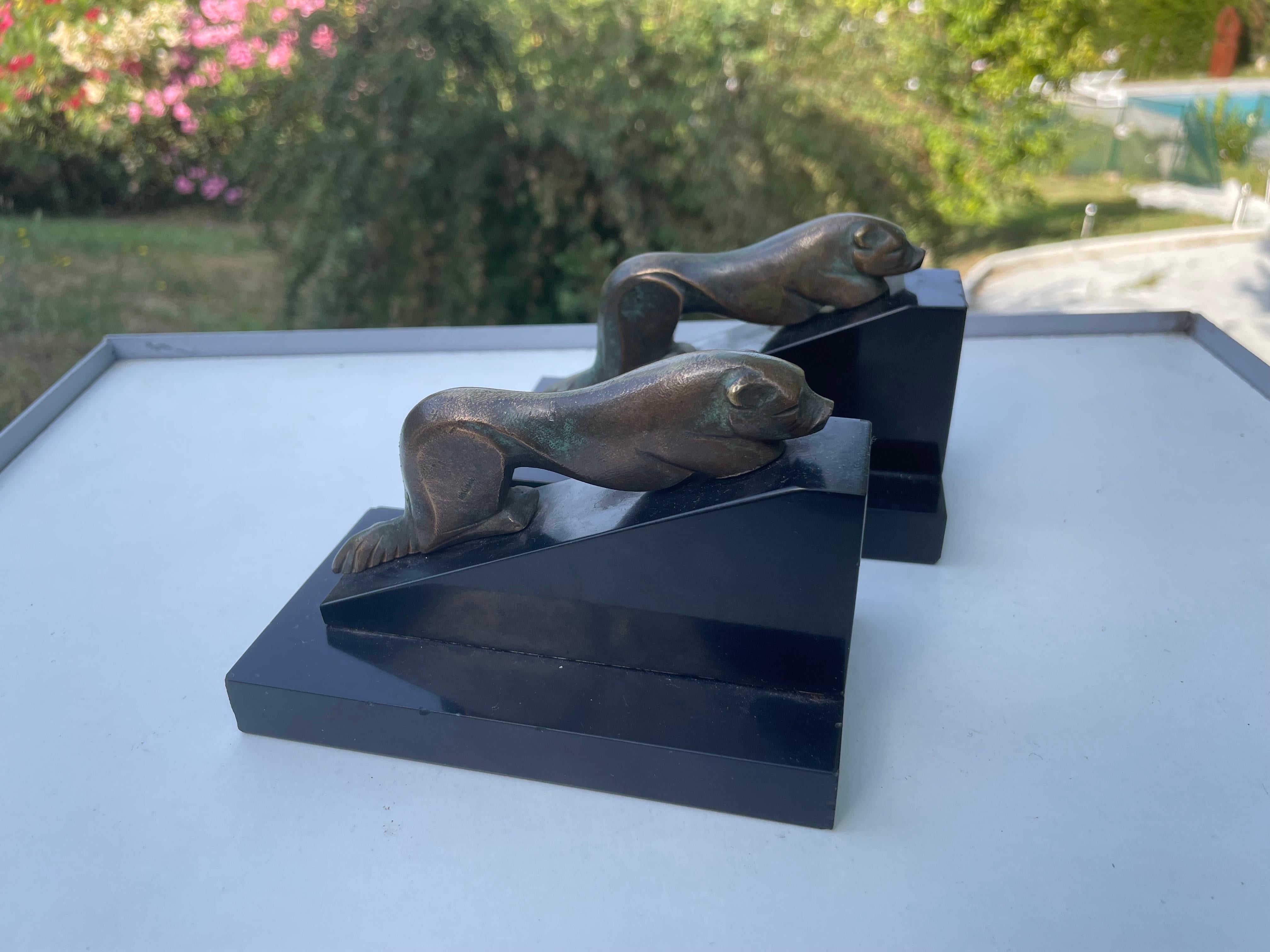 Pair of bookends representing sea lions. The objects are in marble and in bronze, it is signed 