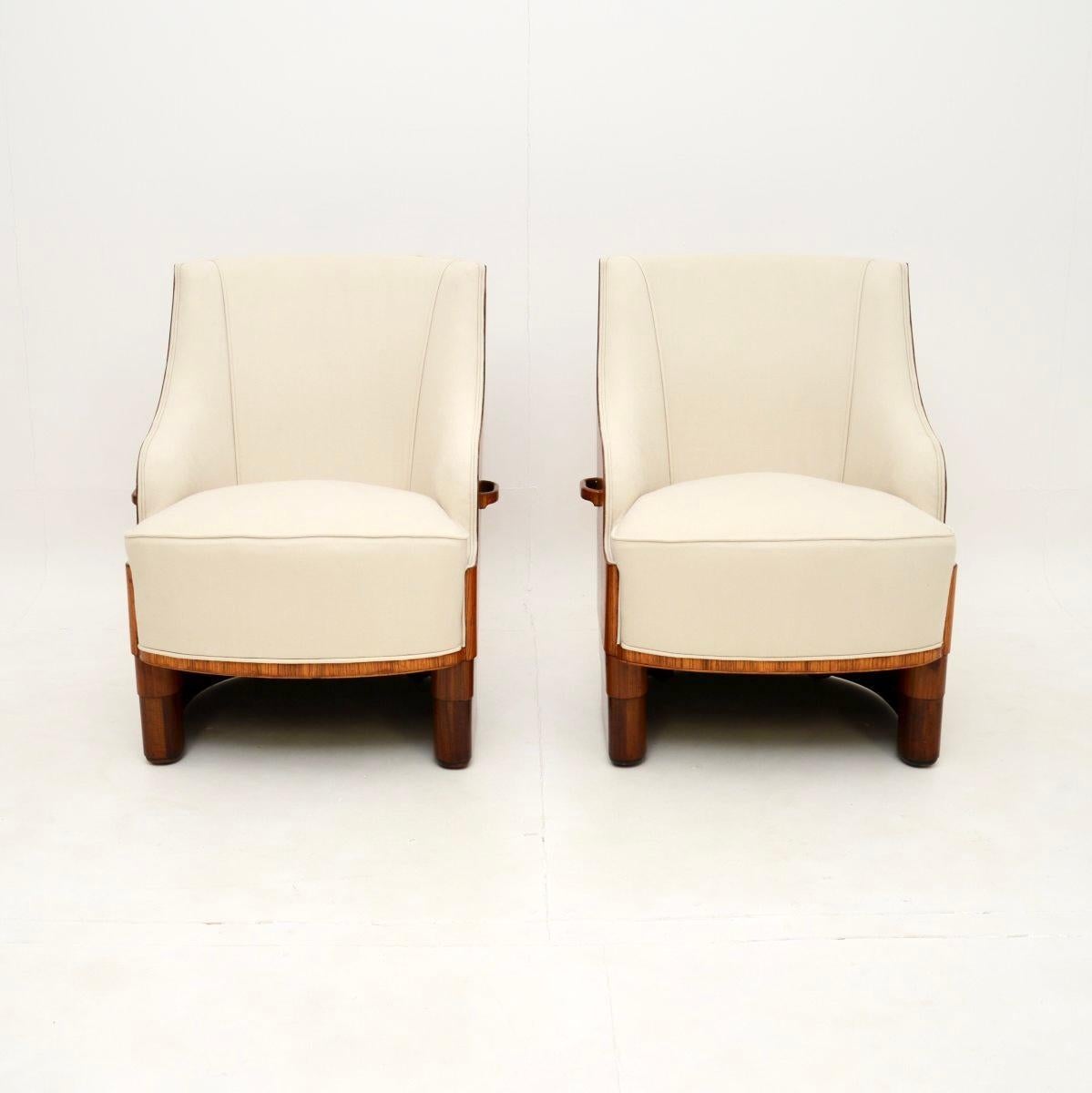Una coppia di poltrone con schienale a conchiglia in stile Art Déco di ottima fattura. Sono stati prodotti in Inghilterra e risalgono agli anni '30.

Hanno un design molto interessante, con una bella forma a vasca curva e maniglie di trasporto