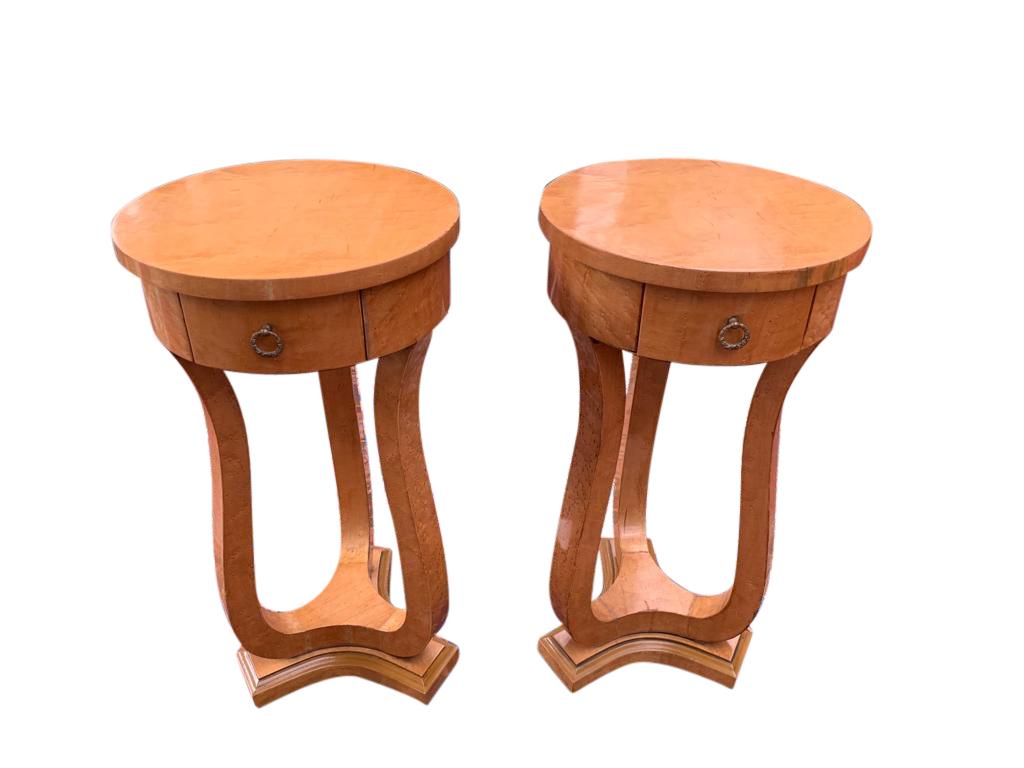 An elegant pair of Art Deco side accent tables in bird’s-eye maple, 20th century.
Stylish pair with elongated and curved legs. Clean and minimal design sums up the 1920s design ethos in a flash. Offered in excellent condition, ready for home use