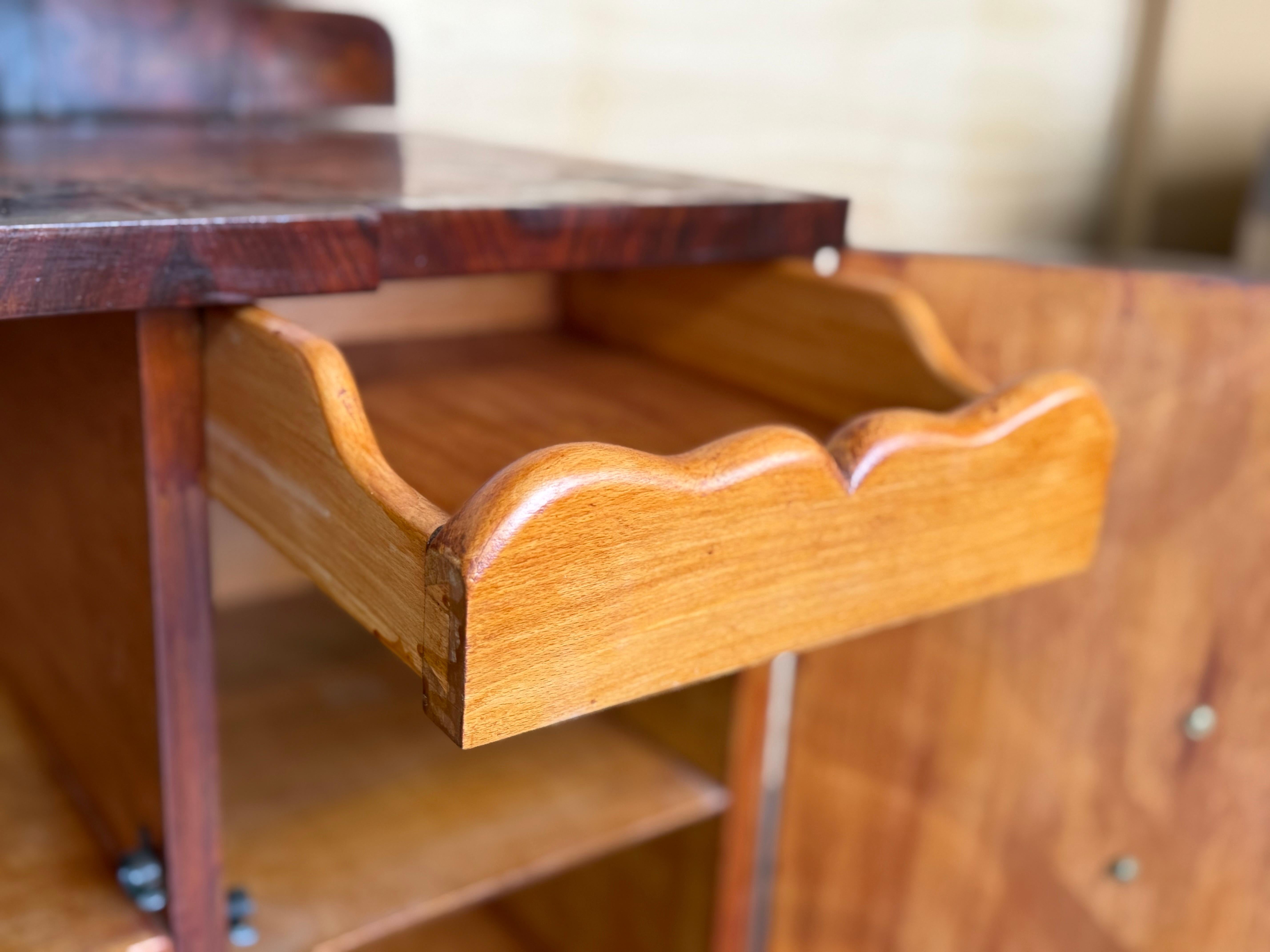 Paire d'armoires d'appoint ou de tables de nuit Art Déco en ronce de noyer massif en vente 3