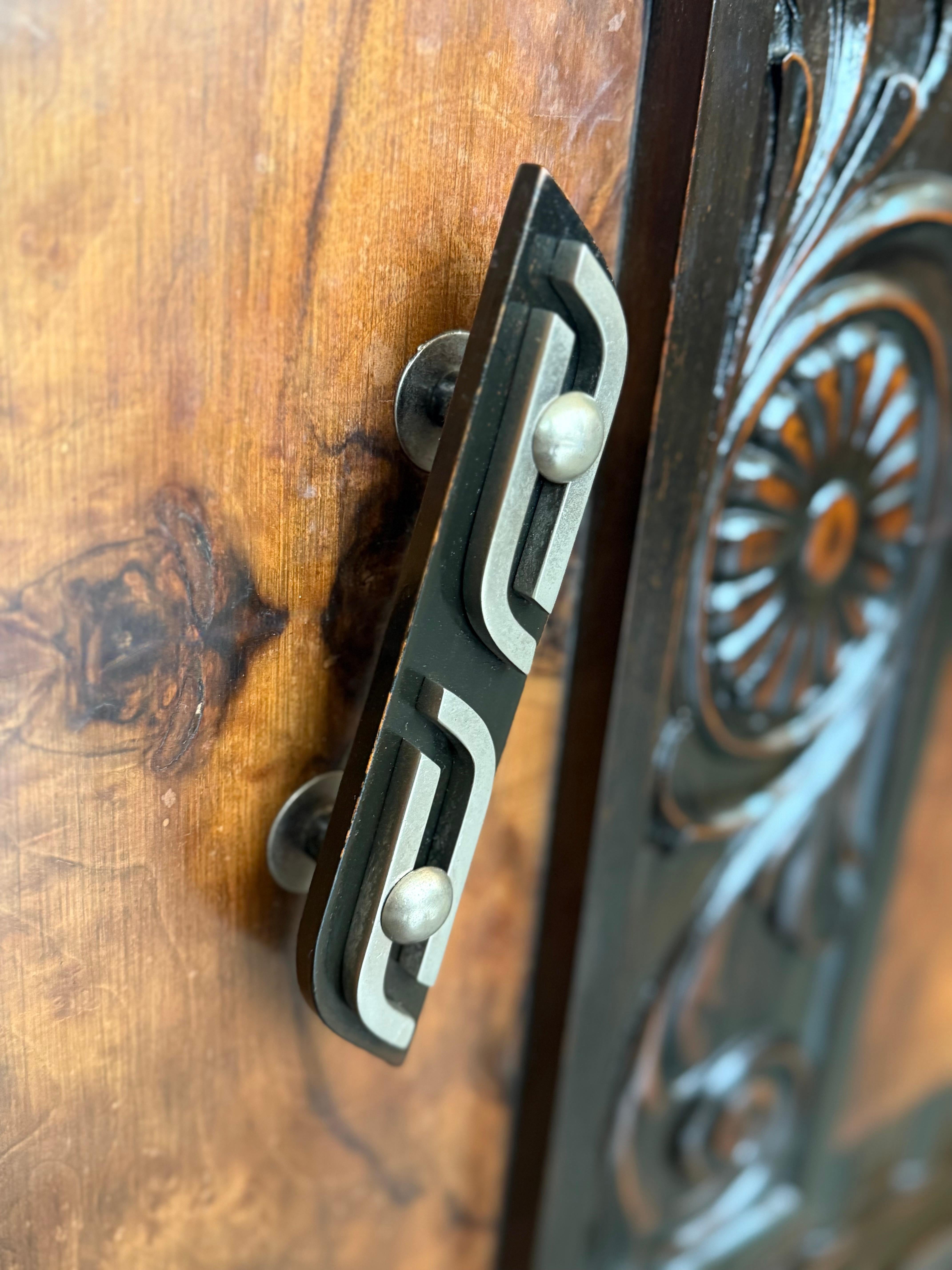 Paire d'armoires d'appoint ou de tables de nuit Art Déco en ronce de noyer massif en vente 4