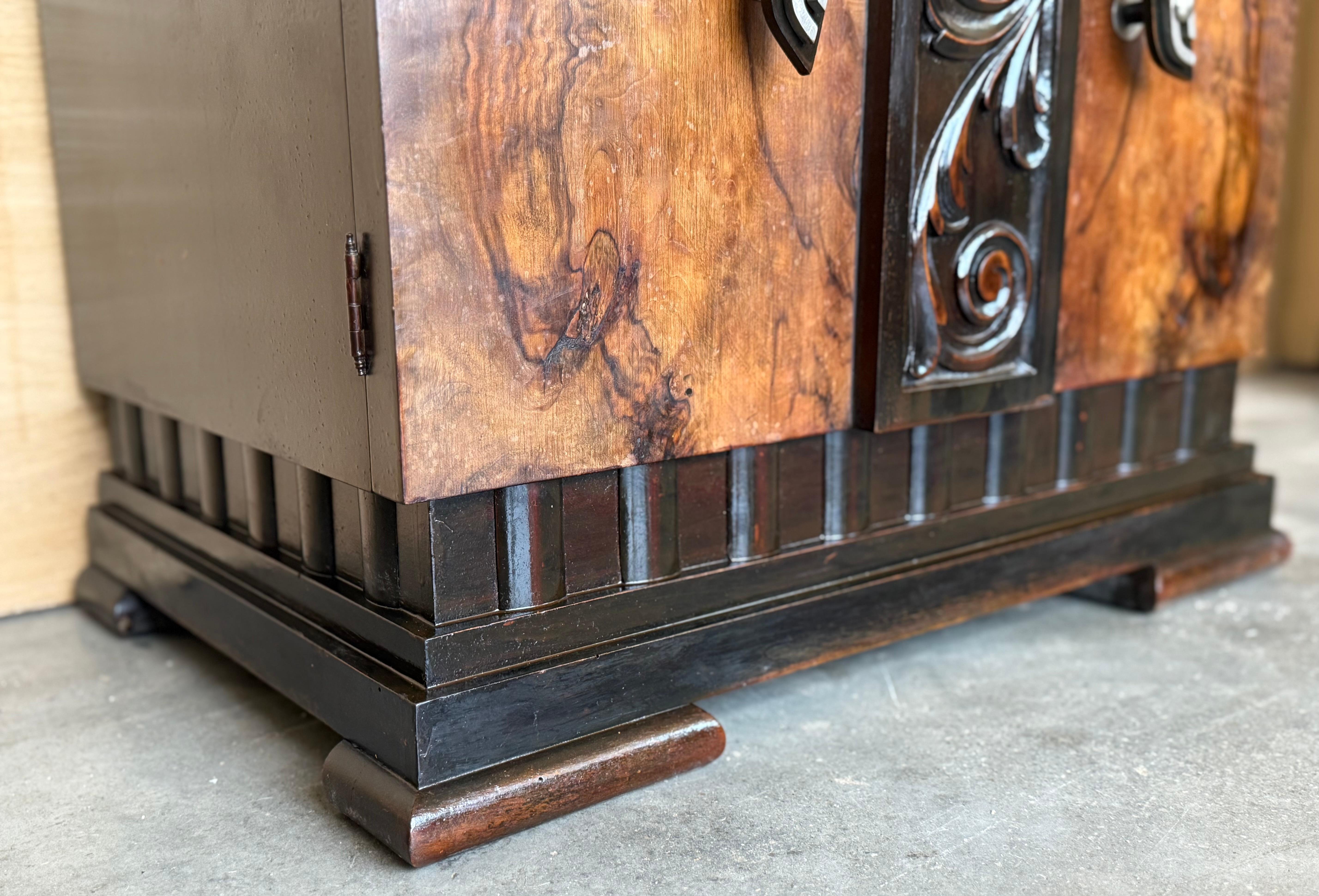 Paire d'armoires d'appoint ou de tables de nuit Art Déco en ronce de noyer massif en vente 5