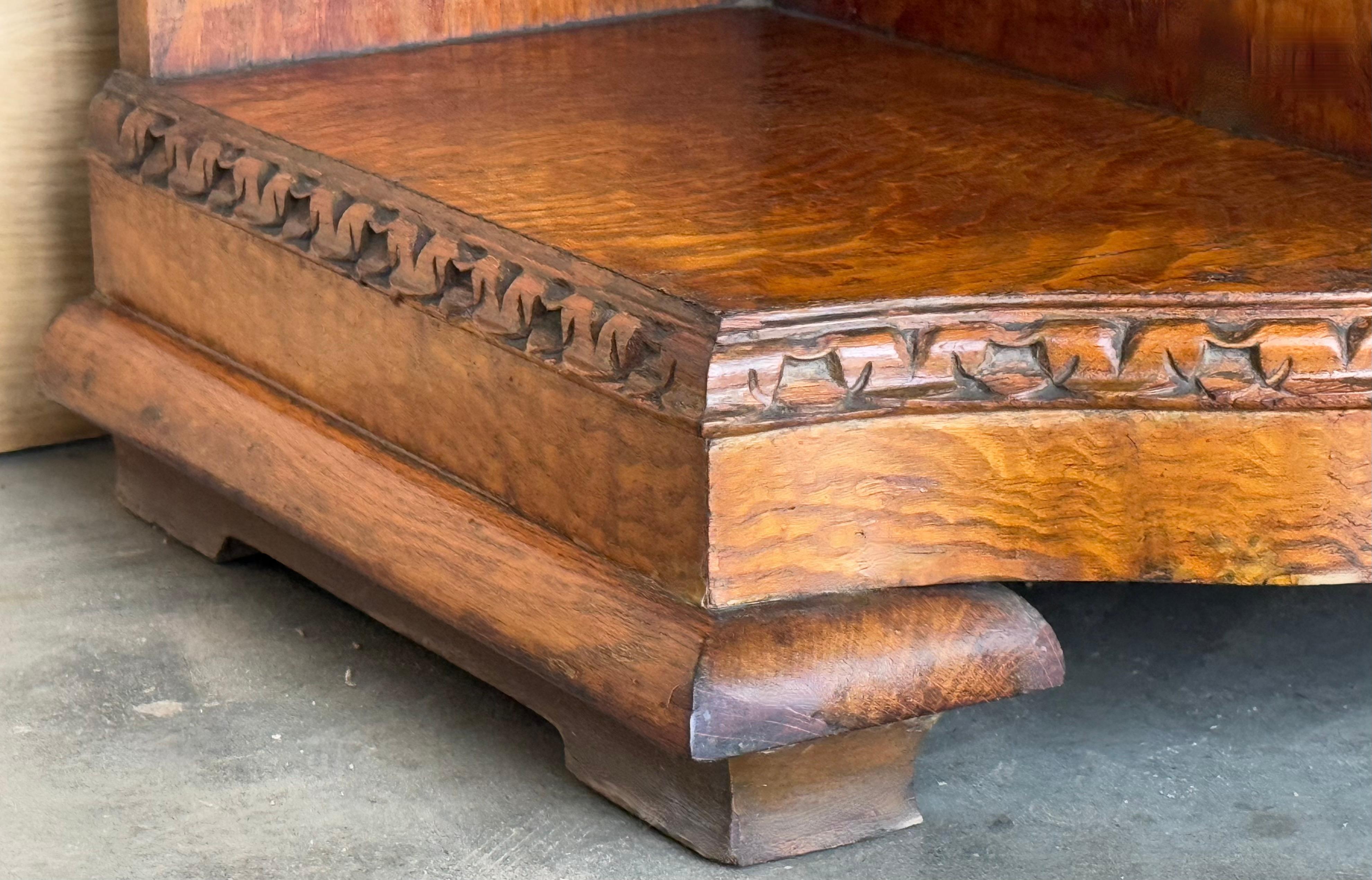 Paire d'armoires d'appoint ou de tables de nuit Art Déco en ronce de noyer massif en vente 6