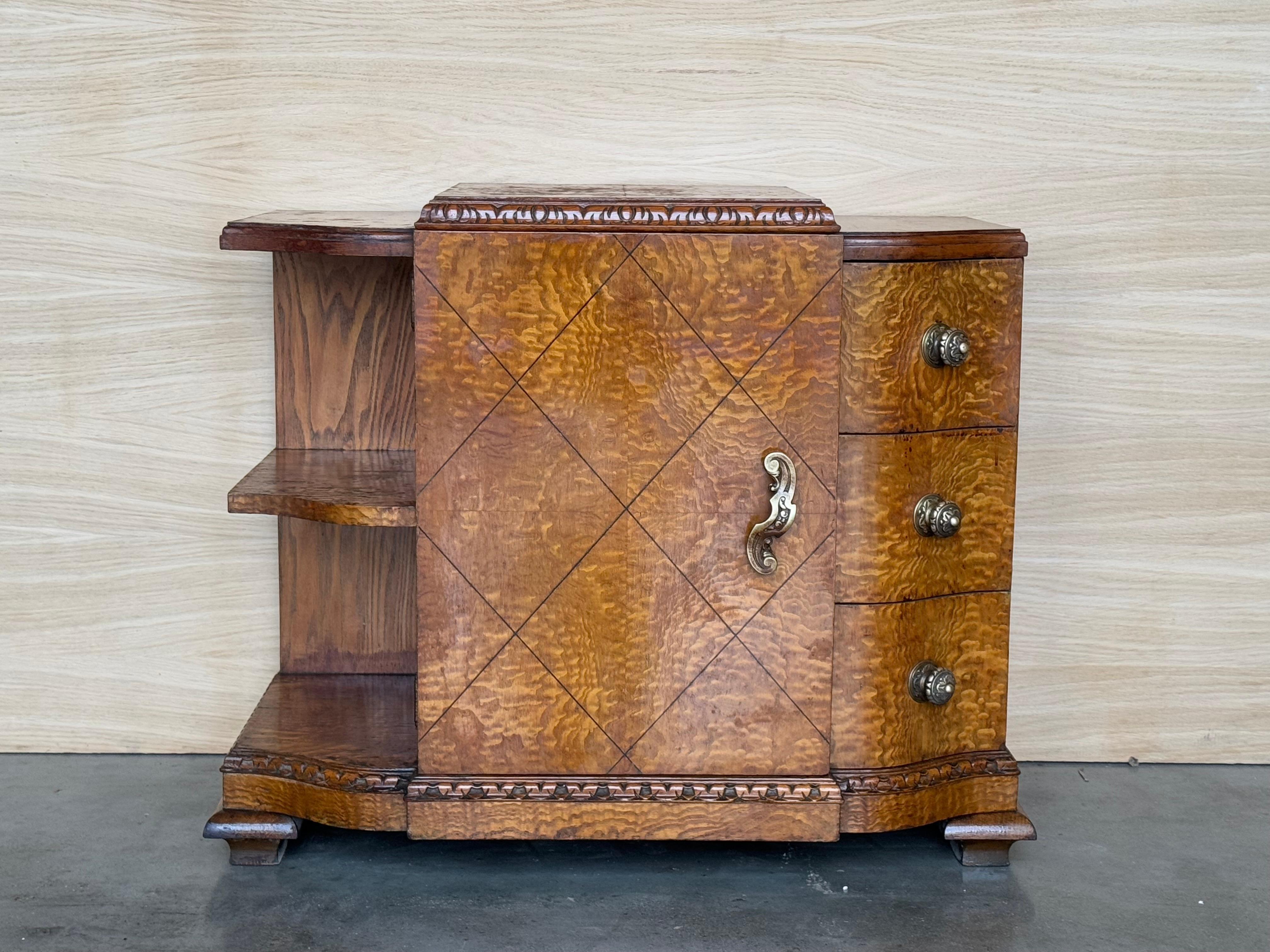 Cette paire de meubles d'appoint Art déco français des années 1930 pourrait être utilisée pour flanquer un canapé ou comme table de nuit. Chacune d'entre elles possède un compartiment de rangement avec une porte à charnières et des étagères étroites