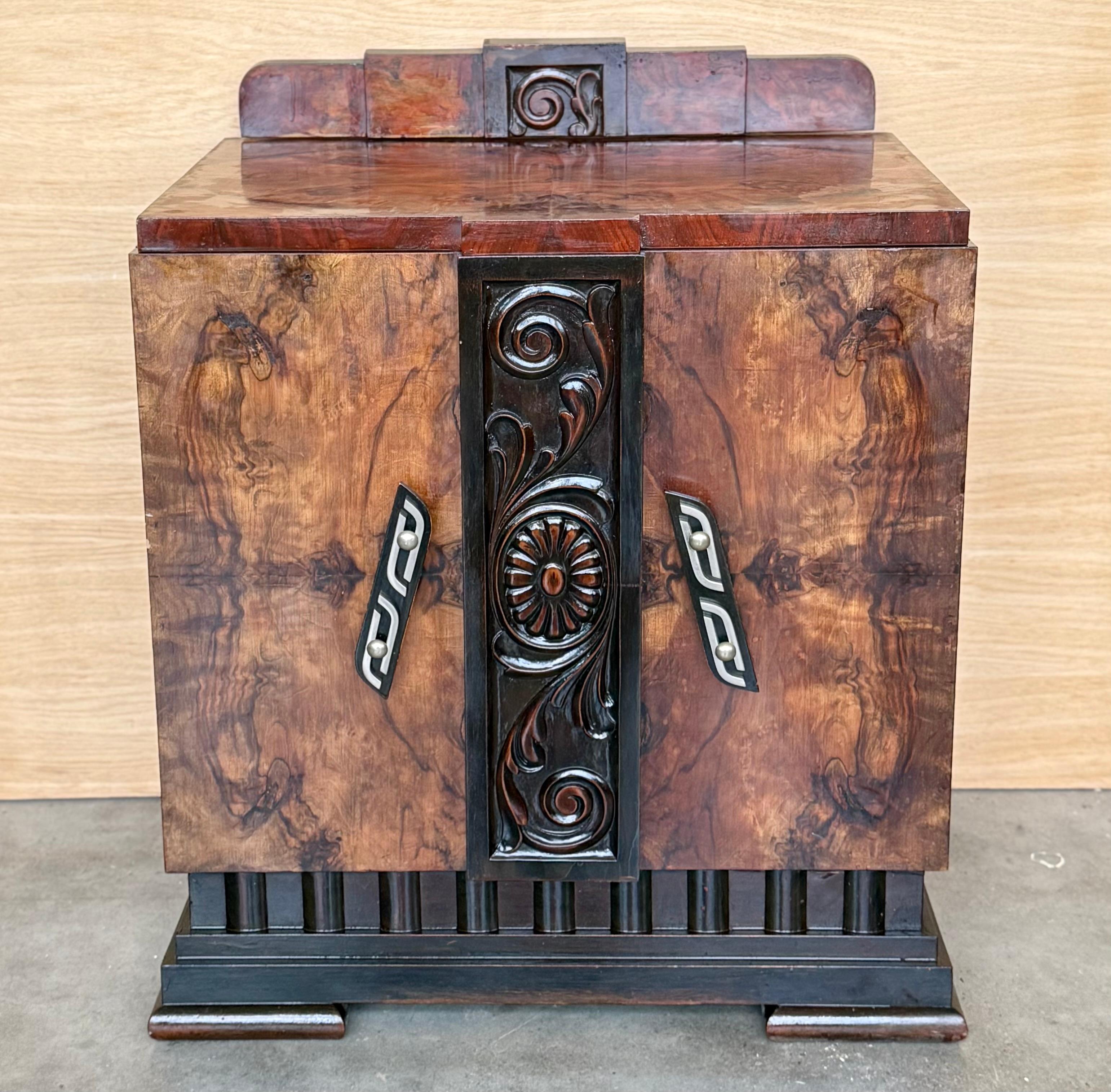 Cette paire de meubles d'appoint Art déco français des années 1930 pourrait être utilisée pour flanquer un canapé ou comme table de nuit. Chacune d'entre elles possède un compartiment de rangement avec une porte à charnières et des étagères étroites