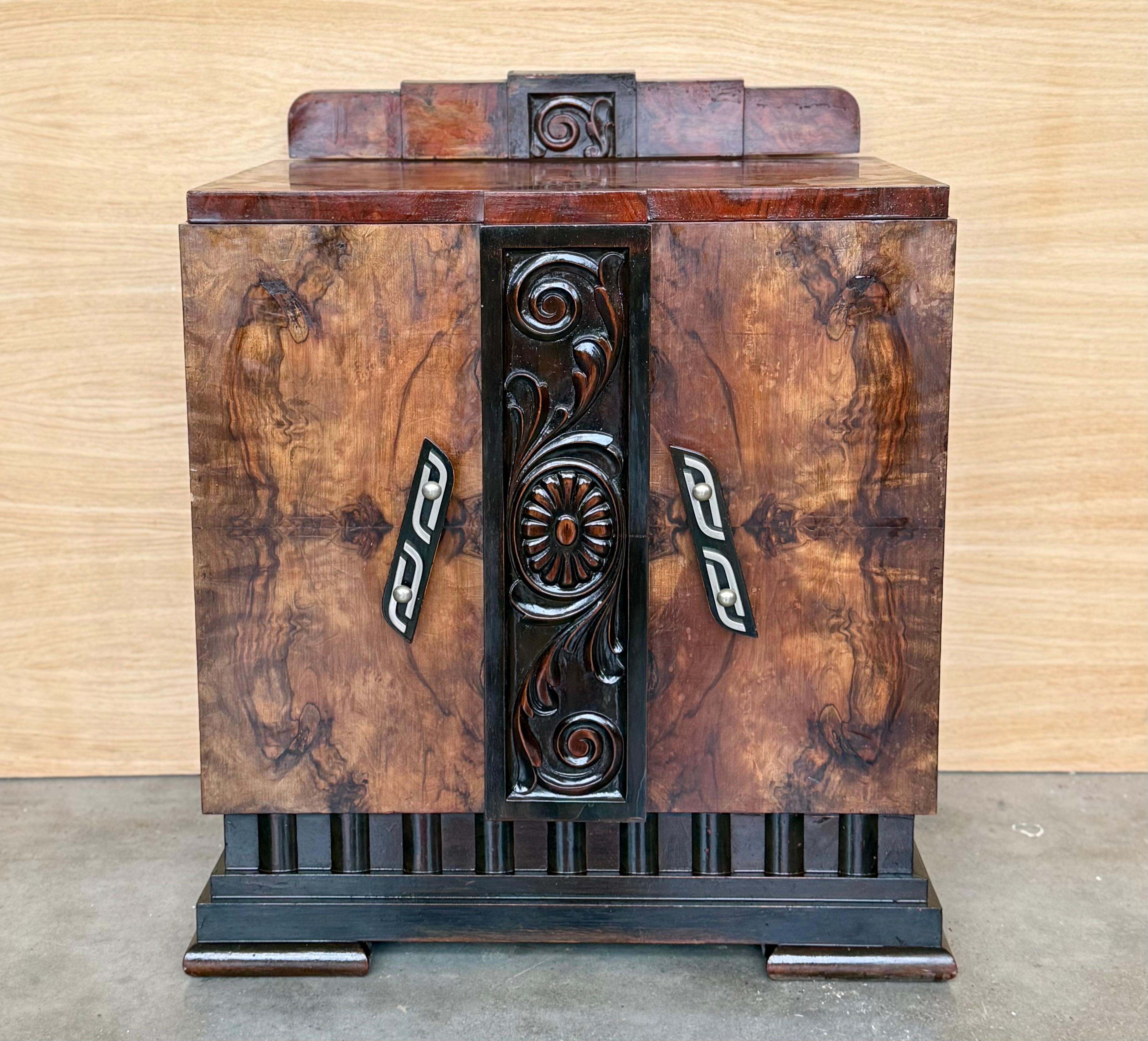 Art déco Paire d'armoires d'appoint ou de tables de nuit Art Déco en ronce de noyer massif en vente