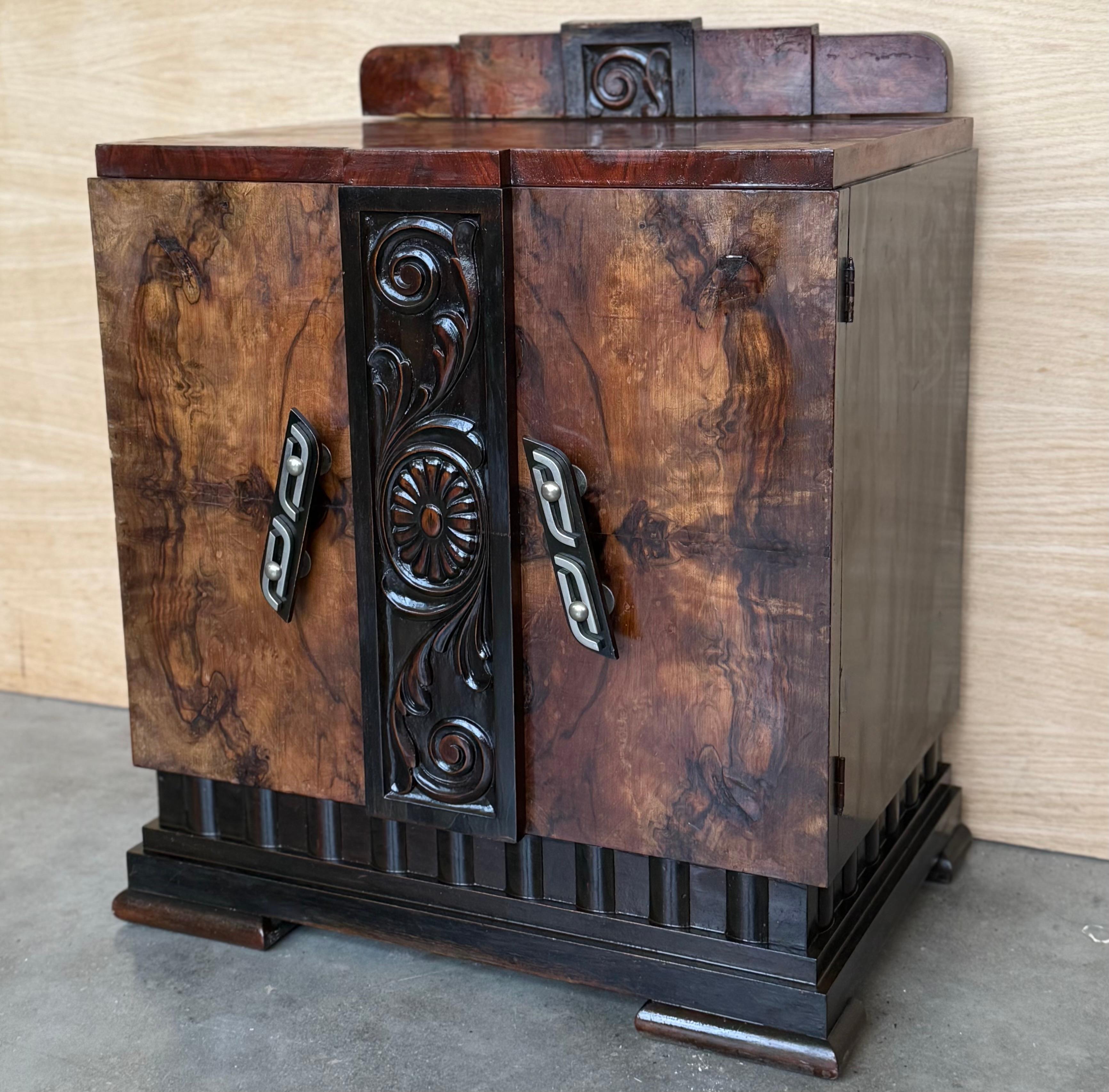 Français Paire d'armoires d'appoint ou de tables de nuit Art Déco en ronce de noyer massif en vente