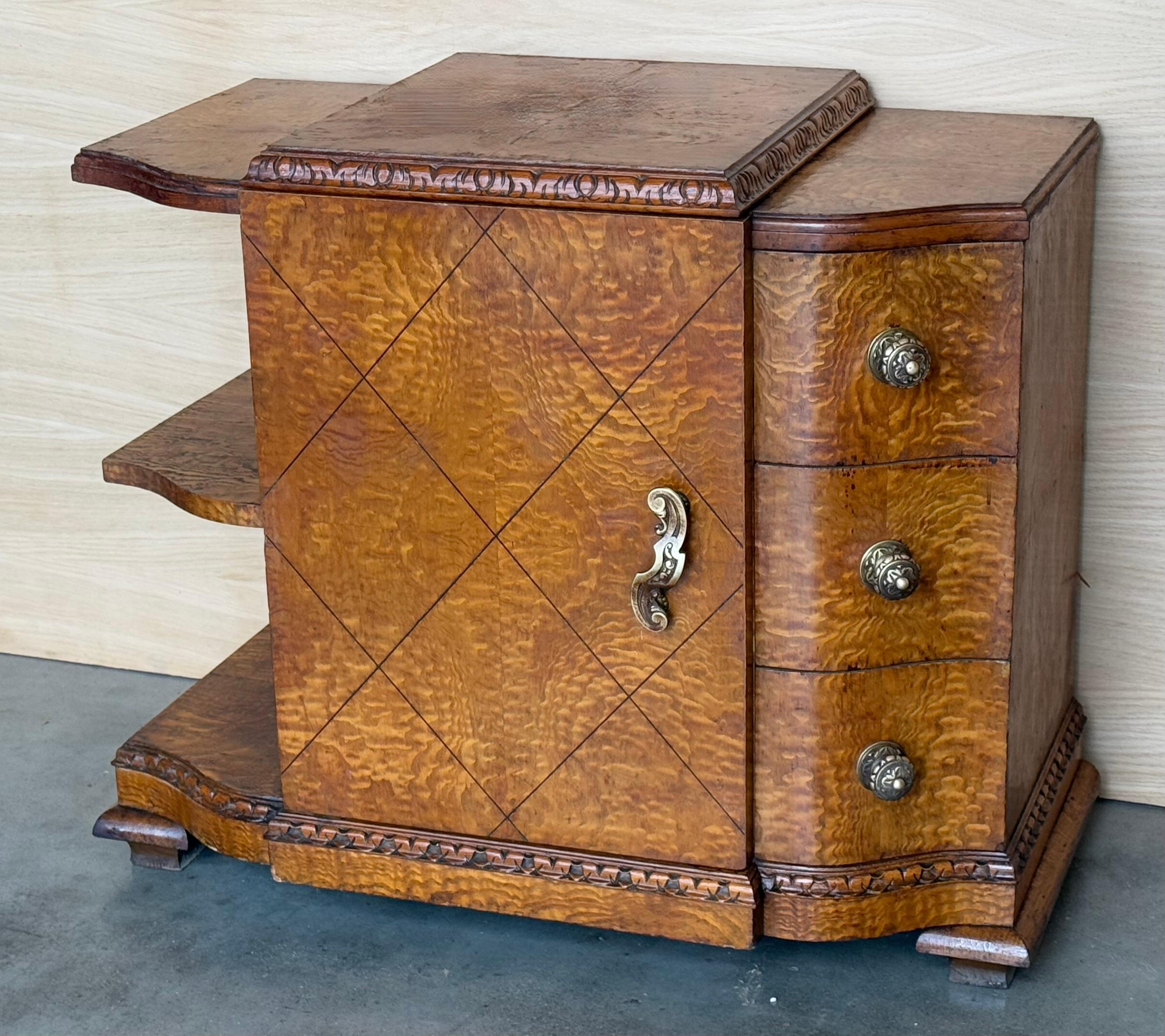Paire d'armoires d'appoint ou de tables de nuit Art Déco en ronce de noyer massif Bon état - En vente à Miami, FL