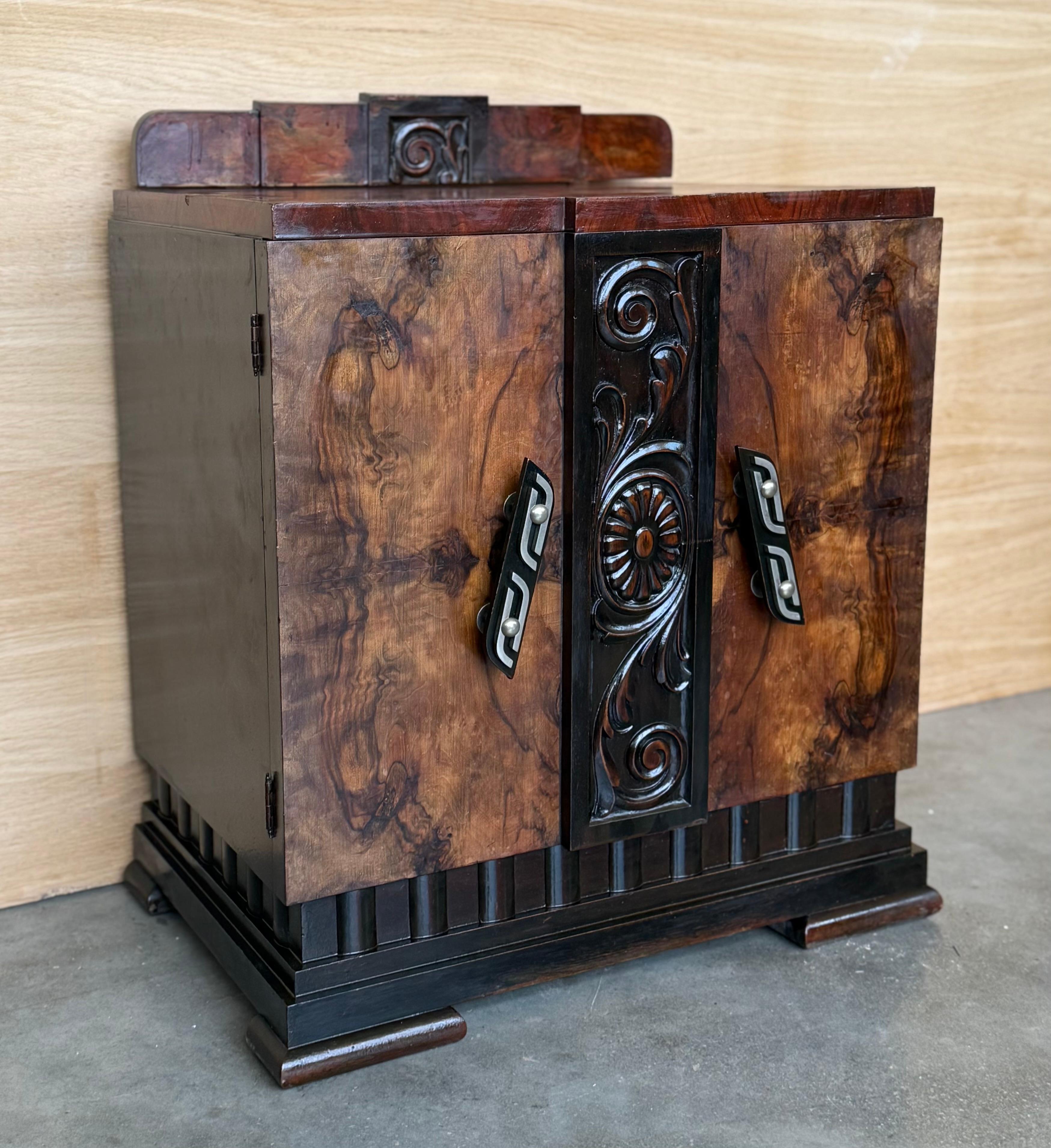 Paire d'armoires d'appoint ou de tables de nuit Art Déco en ronce de noyer massif Bon état - En vente à Miami, FL