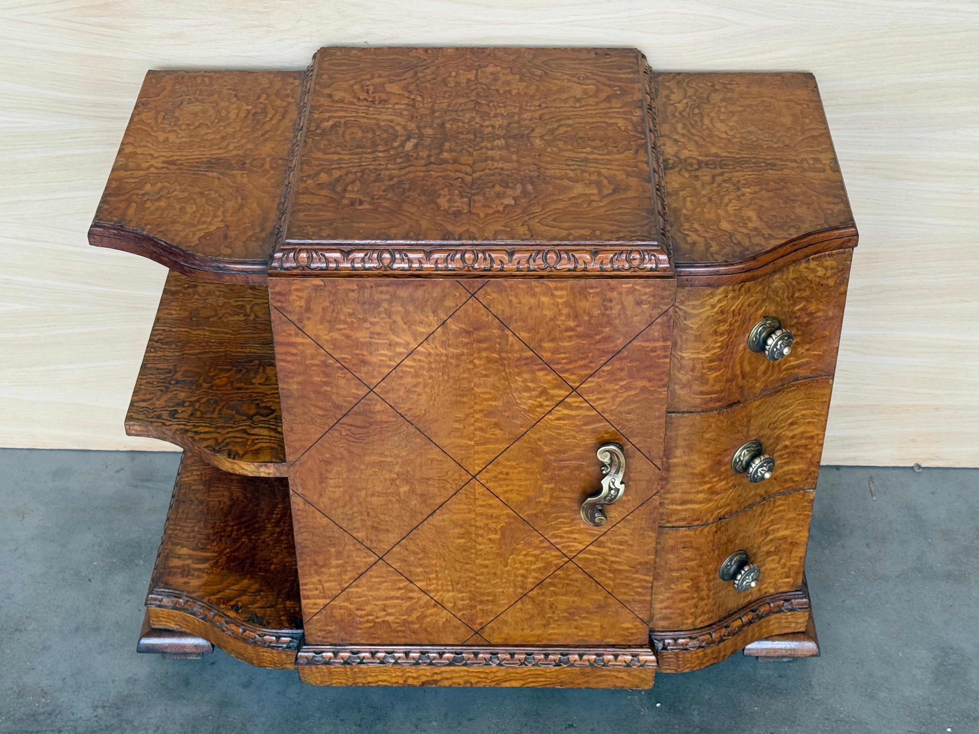 20ième siècle Paire d'armoires d'appoint ou de tables de nuit Art Déco en ronce de noyer massif en vente