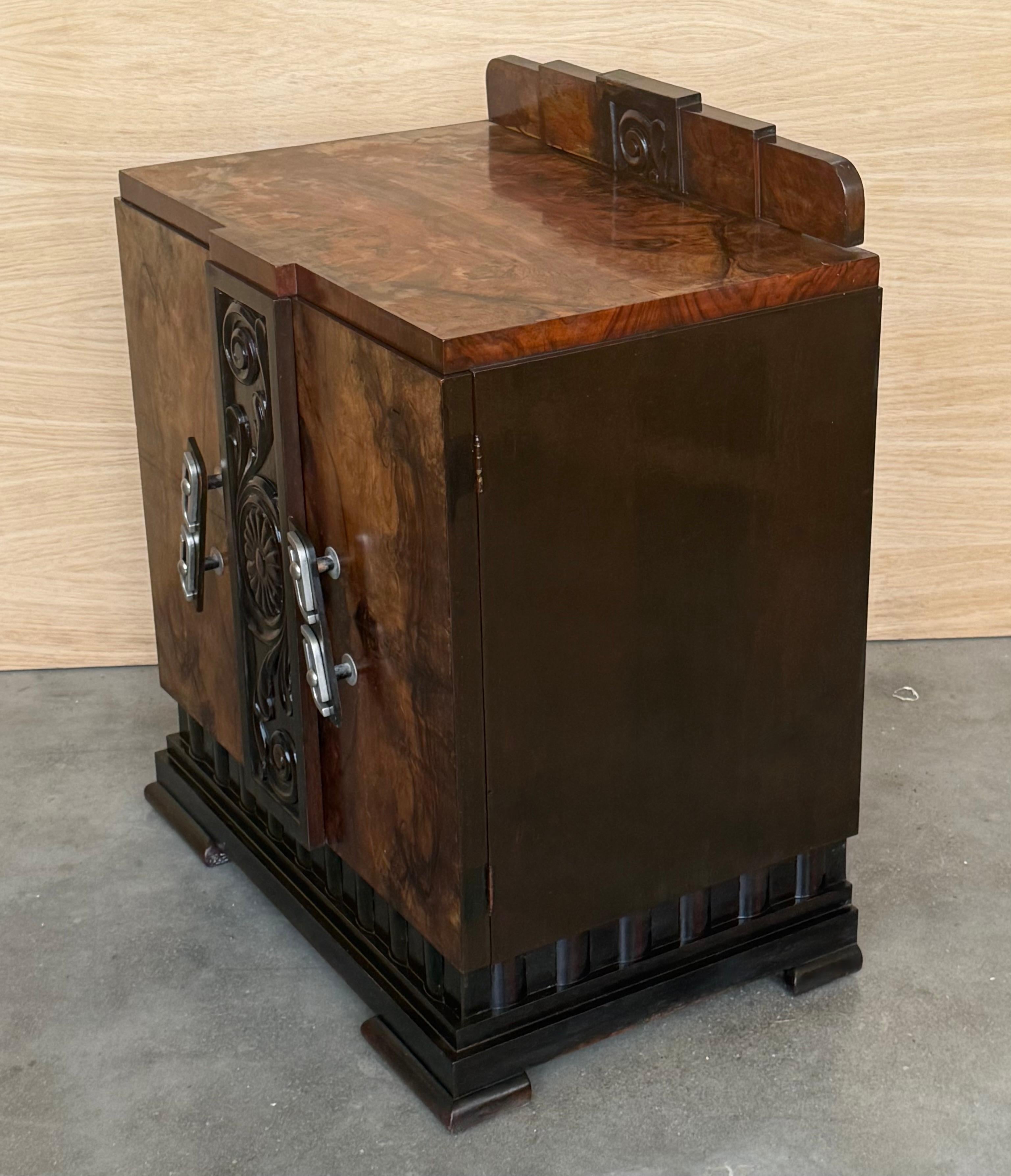 20ième siècle Paire d'armoires d'appoint ou de tables de nuit Art Déco en ronce de noyer massif en vente